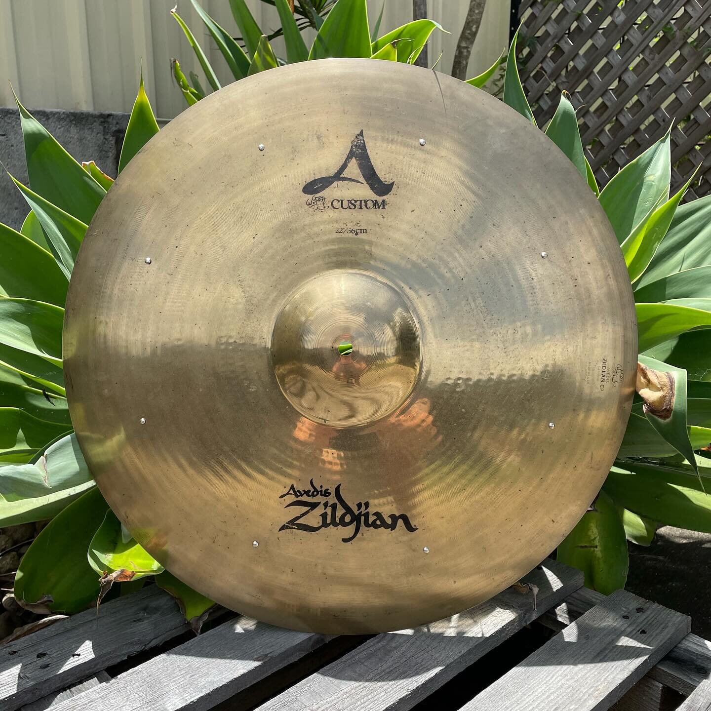 Zildjian A-Custom 22&rdquo; Ride in for x8 Stainless 3mm peen rivets to be installed. Evenly spaced around the mid-bow of the cymbal, they provide a beautiful sizzling wash with a medium-long sustain. 
Simple, clean, effective. 
Remember, if you&rsqu