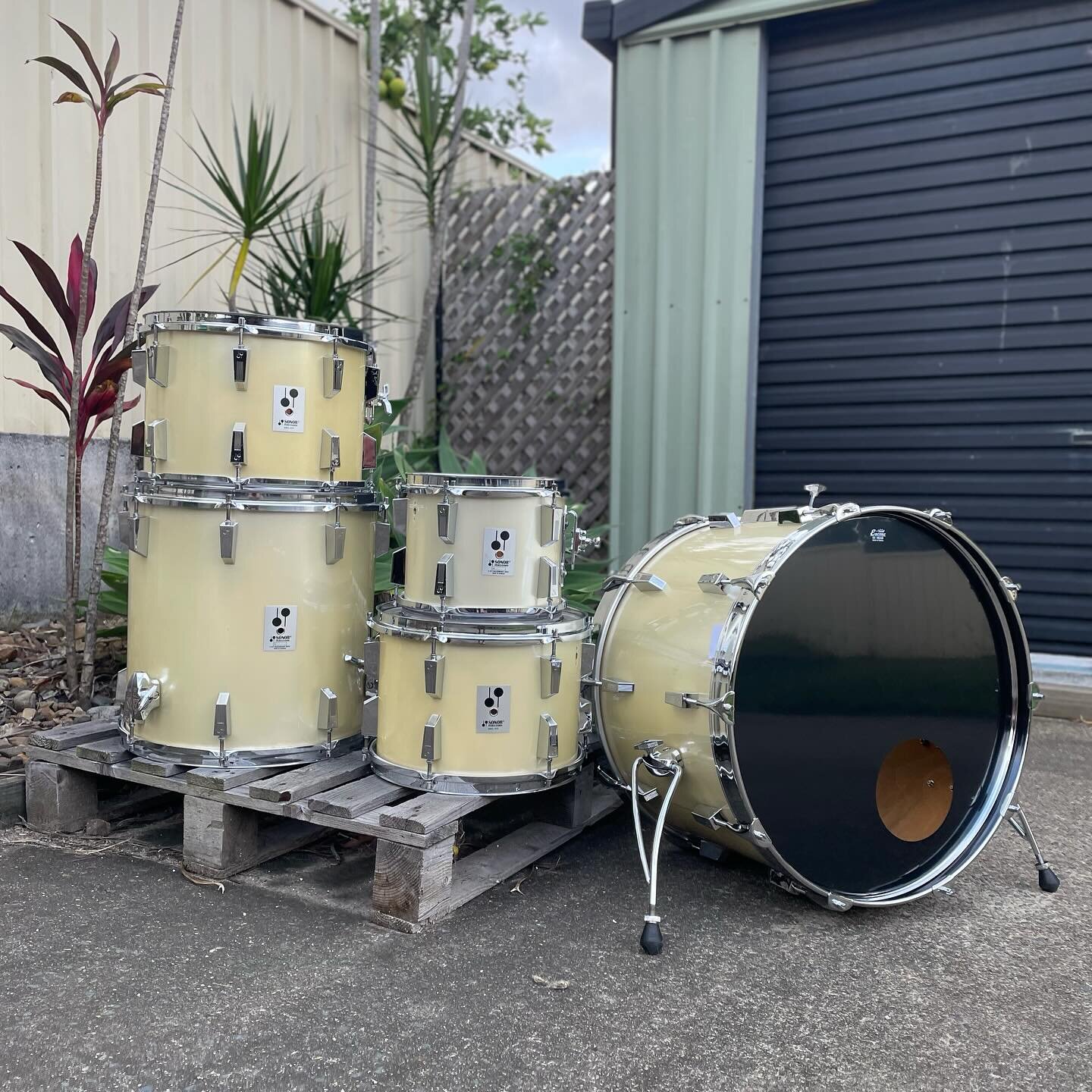 Sonor Phonic shell pack - 22&rdquo;, 10&rdquo;, 13&rdquo;, 14&rdquo;, 16&rdquo;. 
This kit arrived in fair condition but definitely needed attention across all drums. A full strip down / rebuild / upgrade was performed. All bearing edges re-dressed, 
