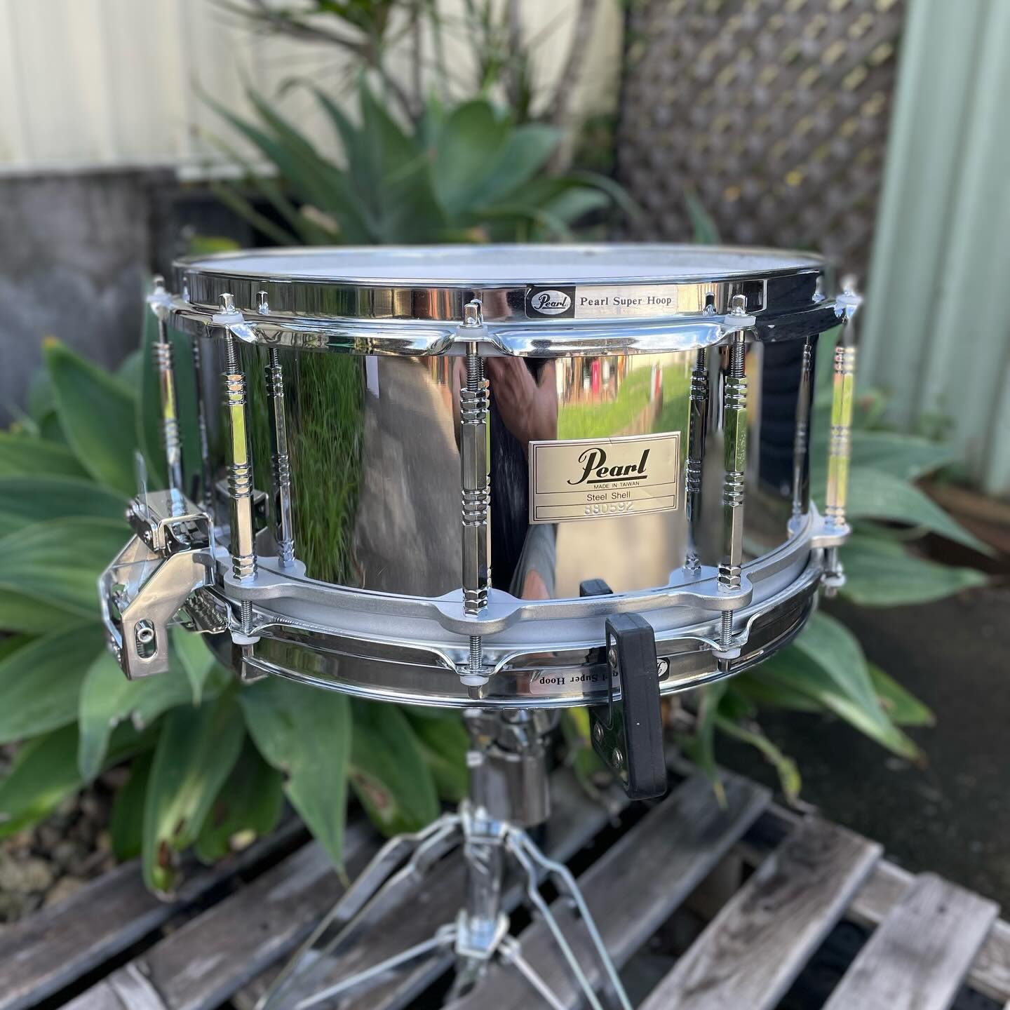 1987 Pearl Steel shell 14&rdquo; x 6.5&rdquo; Free-Floater snare restoration. 
This snare belongs to a Pearl BLX which was part of the factory configuration on offer at the time. 
This one was fully disassembled, chassis media blasted + new silver ep