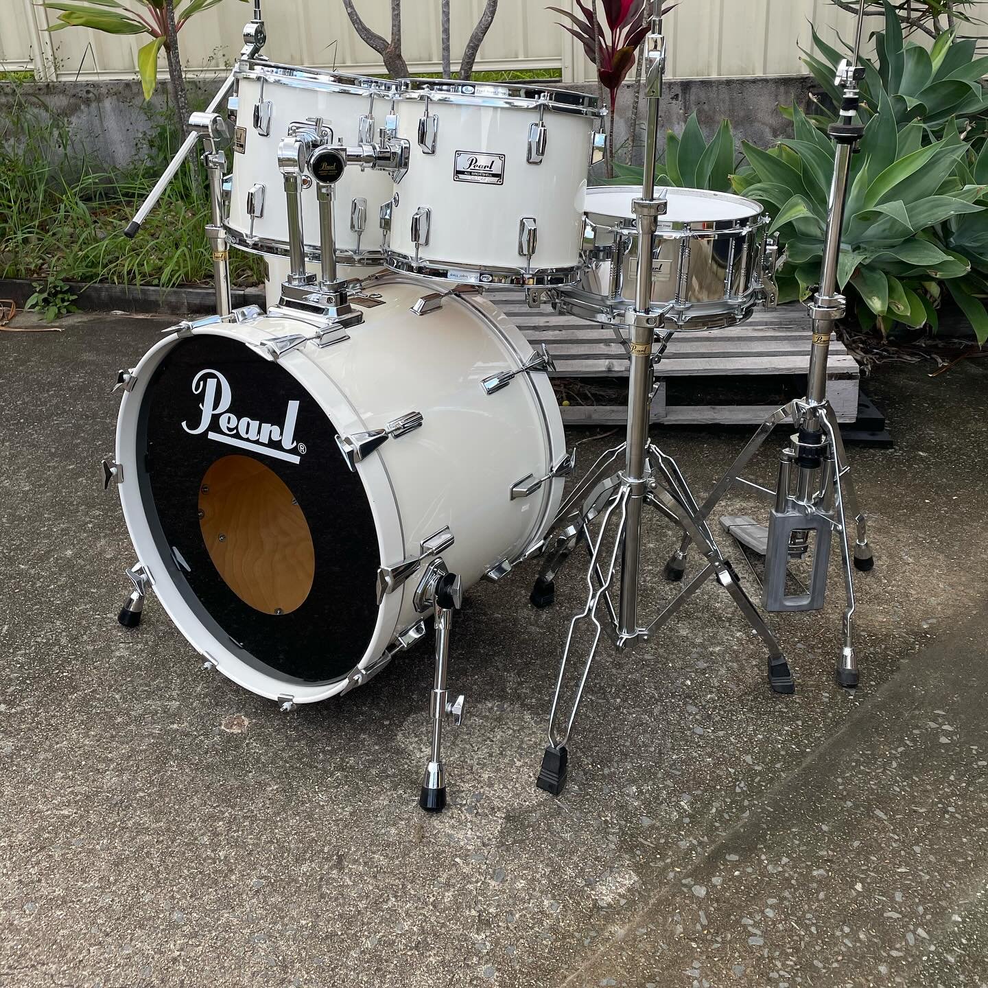 Pearl BLX (all birch) from around 1986-7, which at the time was Pearls answer to compete with Yamaha 9000/RC and to be honest, Pearl fully nailed these beautifully timeless birch shells. 

This kit had been in storage for many years all the way out i