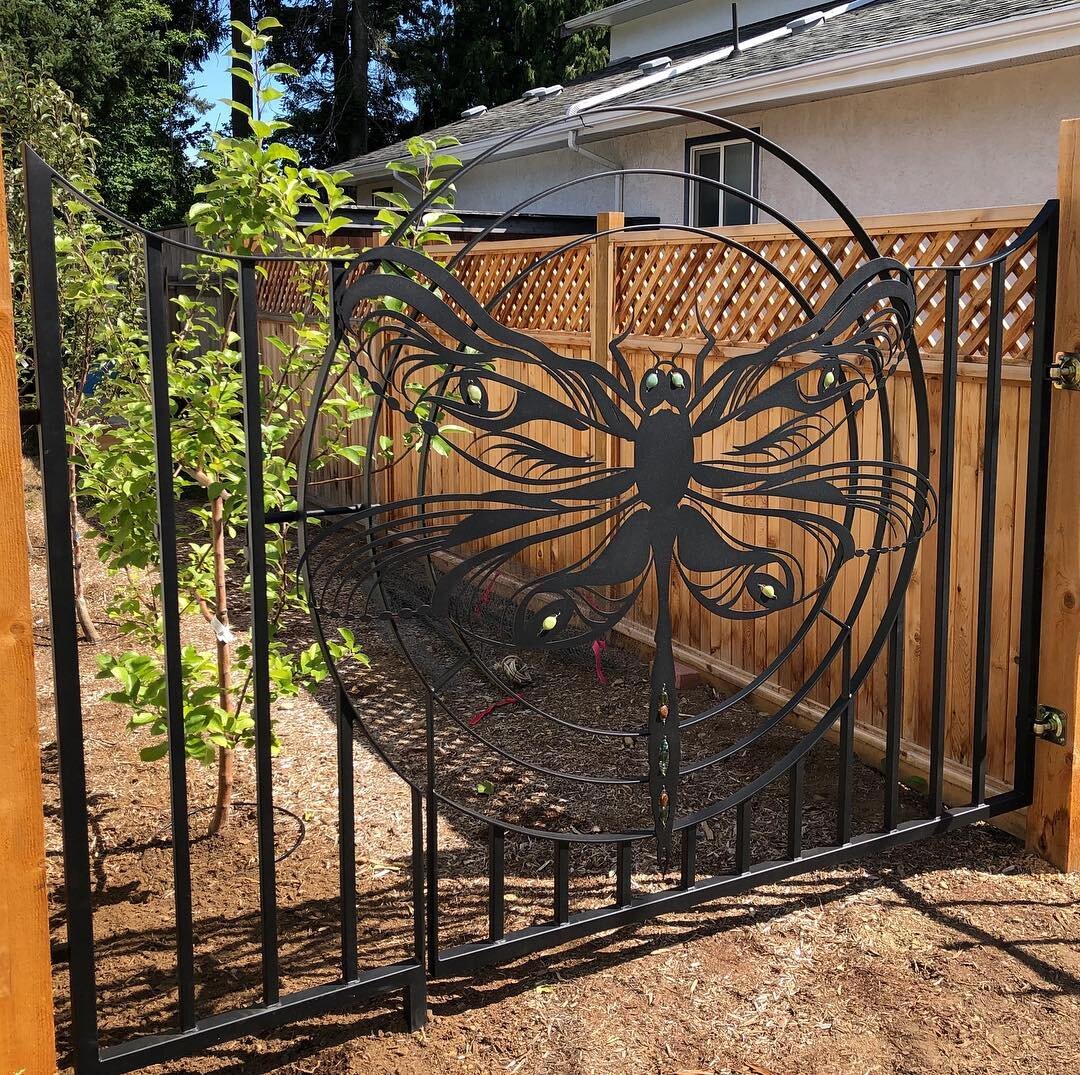 The Dragonfly Gate ~ Bearer of light!
.
.
.
#dragonfly #wroughtiron #design #garden #landscapedesign #nature #gatedesign #wroughtenart