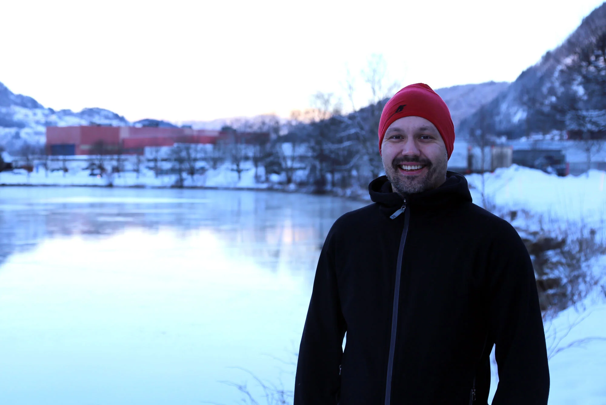 Steffen slutta i fast, god betalt jobb for å få meir familietid