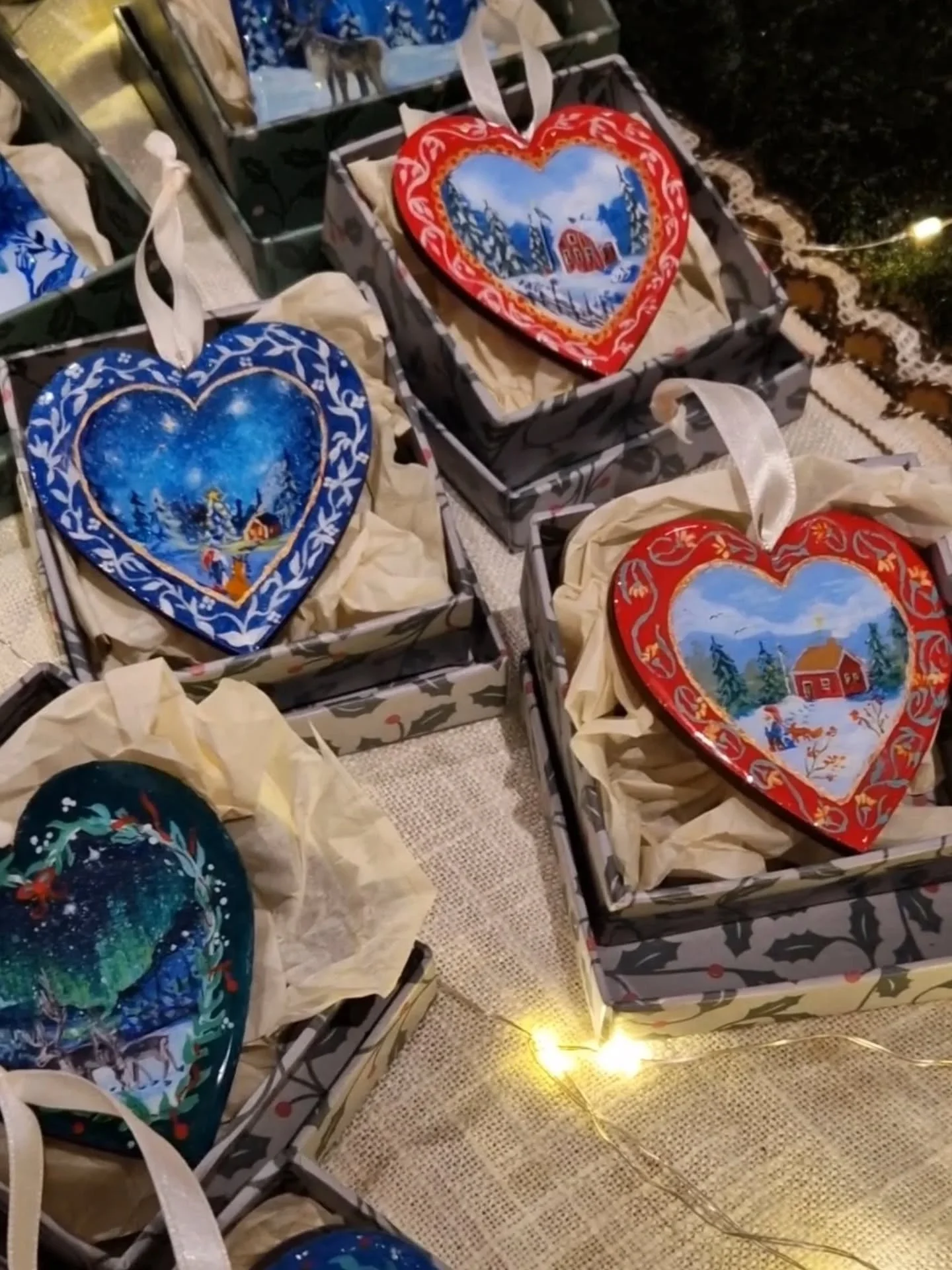 Once again I have to credit my mum for something I have created - the heart shaped ornaments! ❤️✨️

She is the one who encouraged me to make Dalahorses.
Last year she gifted me the supplies and said "I know you can make something" - it took