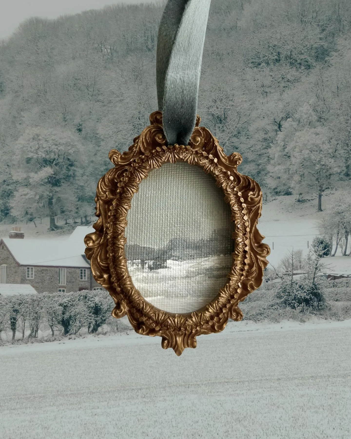 Last ornament standing! A mini original painting to grace your tree, or maybe even a tiny spot on your wall. ✨ Available on carolinegreb.com. 

Signing off for Thanksgiving with family! I&rsquo;ll be back in the studio and fulfilling orders next week