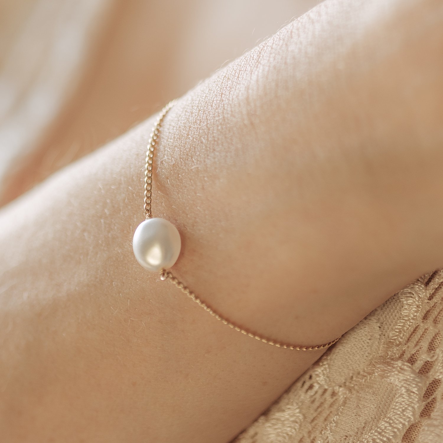 Coin Pearl Bracelet Model.jpg