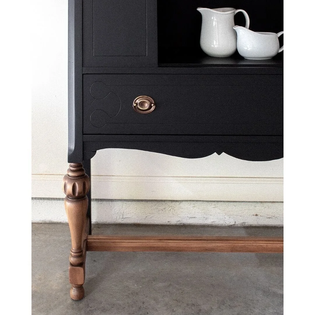 Loving the contrast of natural wood and black paint

#refinishedfurniture #refinished #paintedfurniture #naturalwood #vintagefurniture #farmhousedecor #farmhousestyle #styleitpretty #refinishedfurnituretour #interiordesigninspiration #furnitureartist