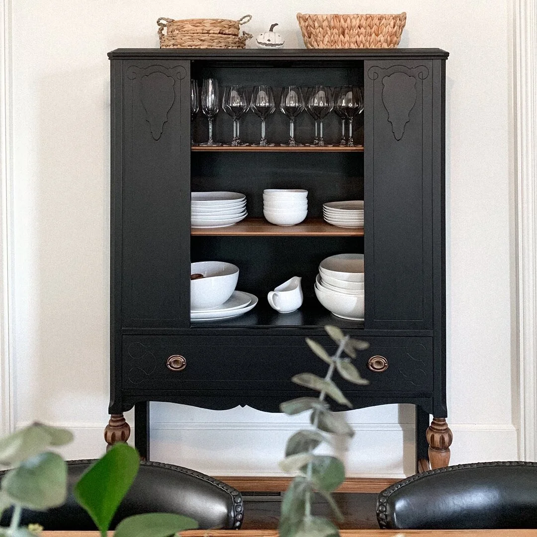 All set up and looking stunning in her new dining room after spending decades forgotten about in a basement. 

#refinishedfurniture #upcyclersofinstagram #paintedfurniture #farmhousestyle #farmhousefurniture #farmhousediningroom #chinacabinetmakeover