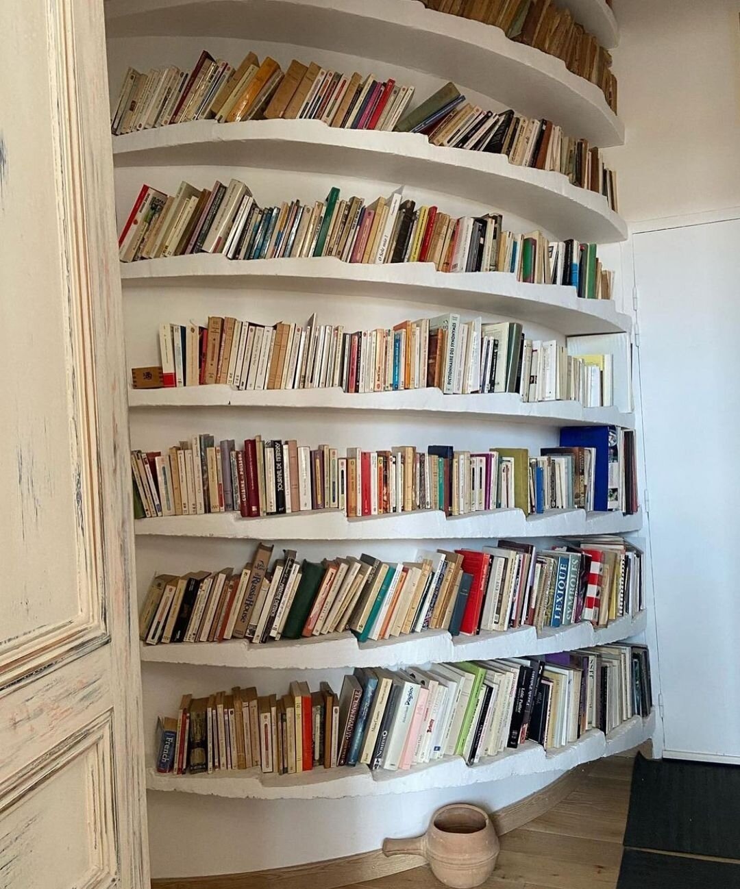 Our dream bookshelves.⁠
📸: @belletrist