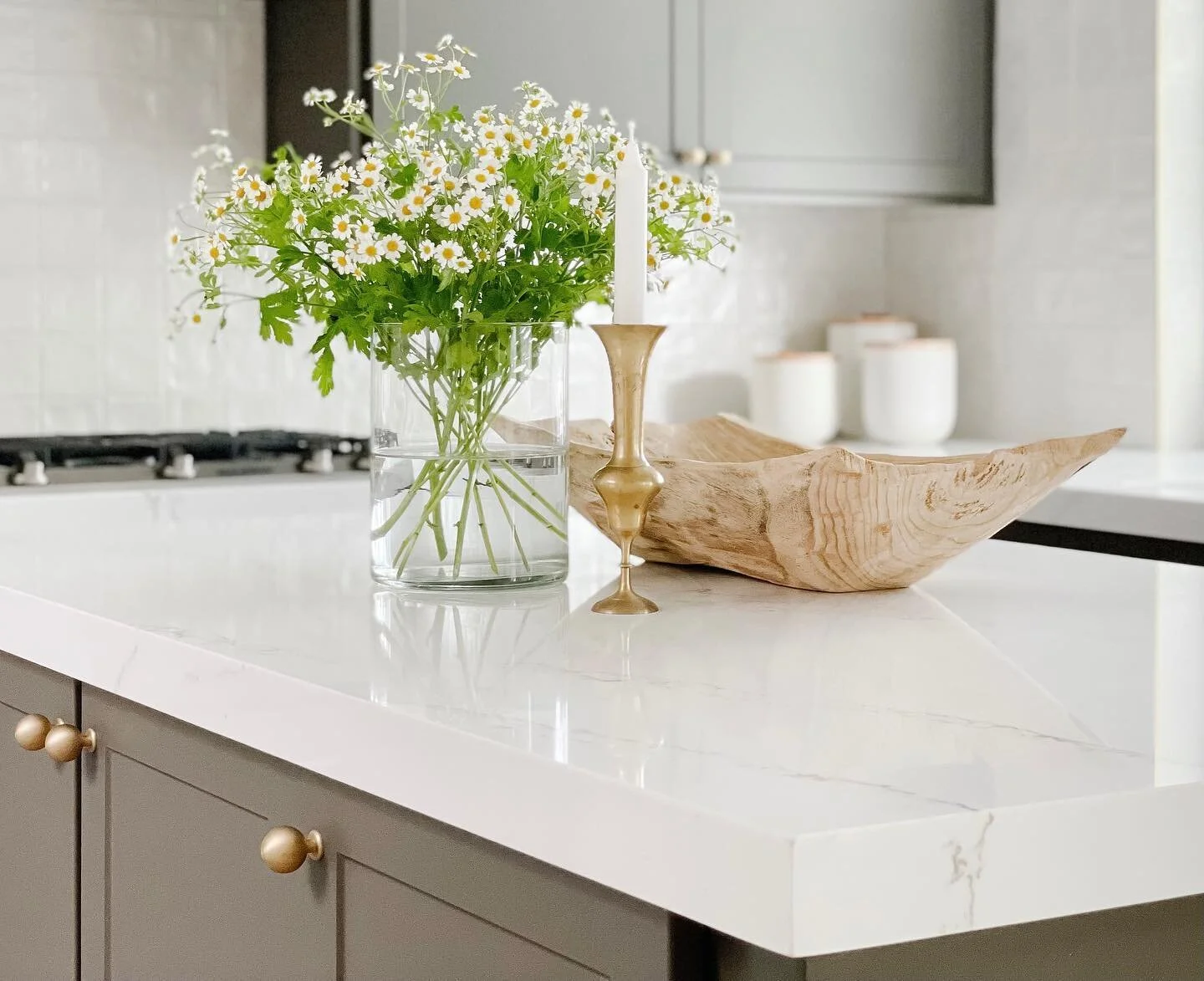 I&rsquo;m proud of myself for picking up only one item at this month&rsquo;s @thecoastvintagemarket. There were so many great finds and I wanted them all 😆

I snagged this wooden dough bowl from the sweetest vendor. It adds texture and warmth to our