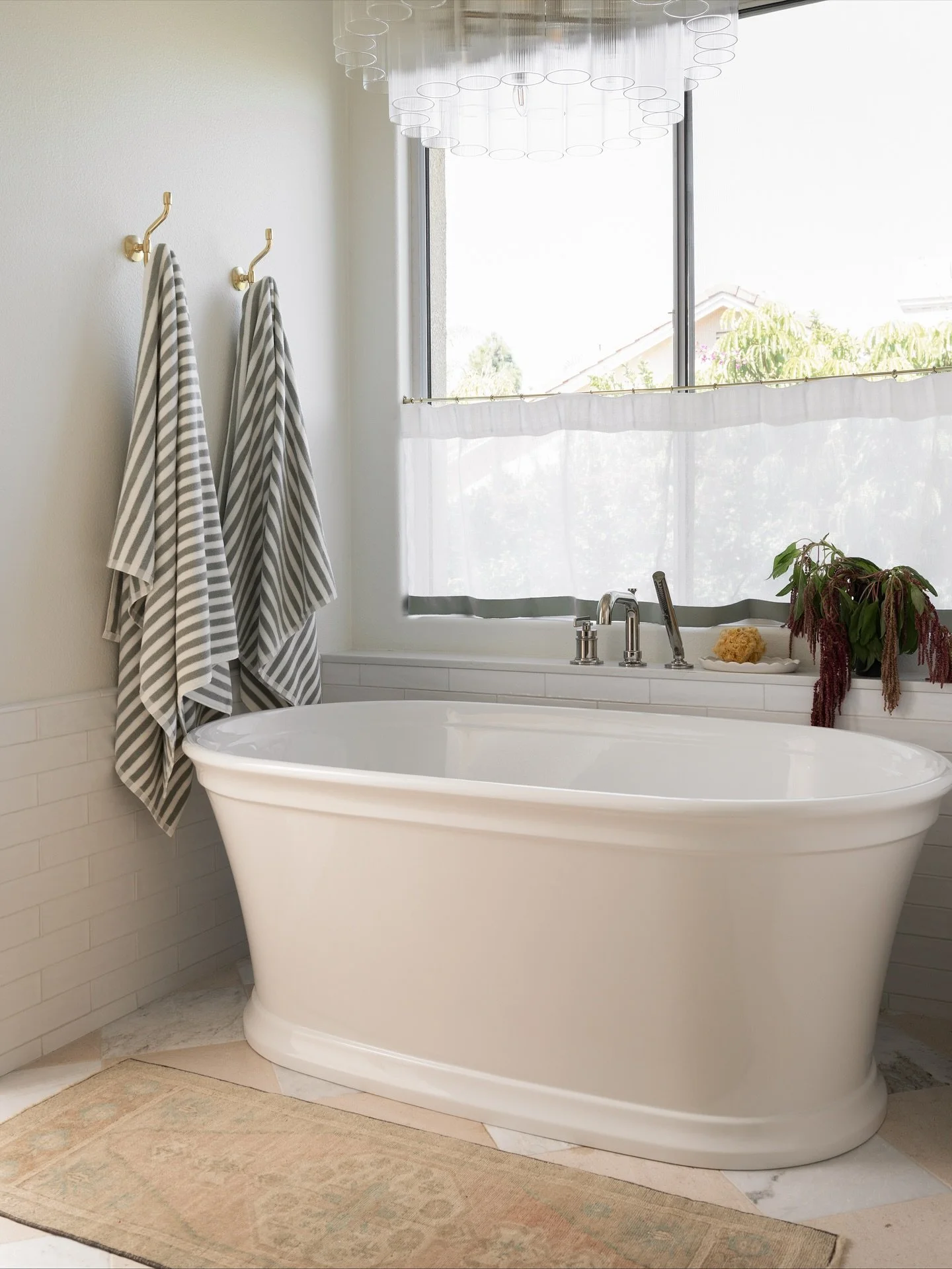 The way I long for a freestanding tub of my own, but for now I’ll just have to live vicariously through my clients.🛁
I have so many favorite details in this bathroom: the natural stone diamond floor, the pony wall that hides the shampoo niche