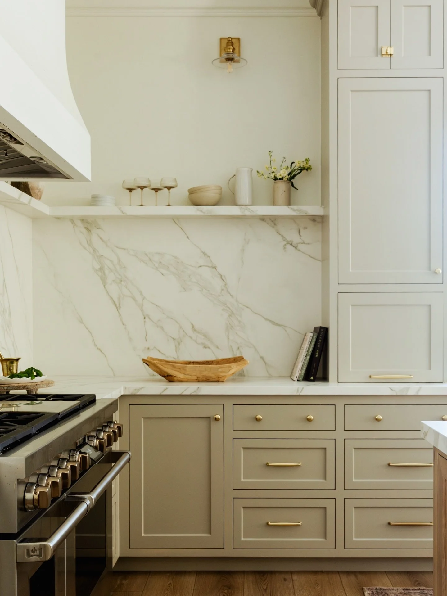 We&rsquo;re almost there friends🎄🎅🏼 Who else is running on double espressos and Christmas spirit?!

Everyone&rsquo;s favorite kitchen shot by @kristencoxphotography