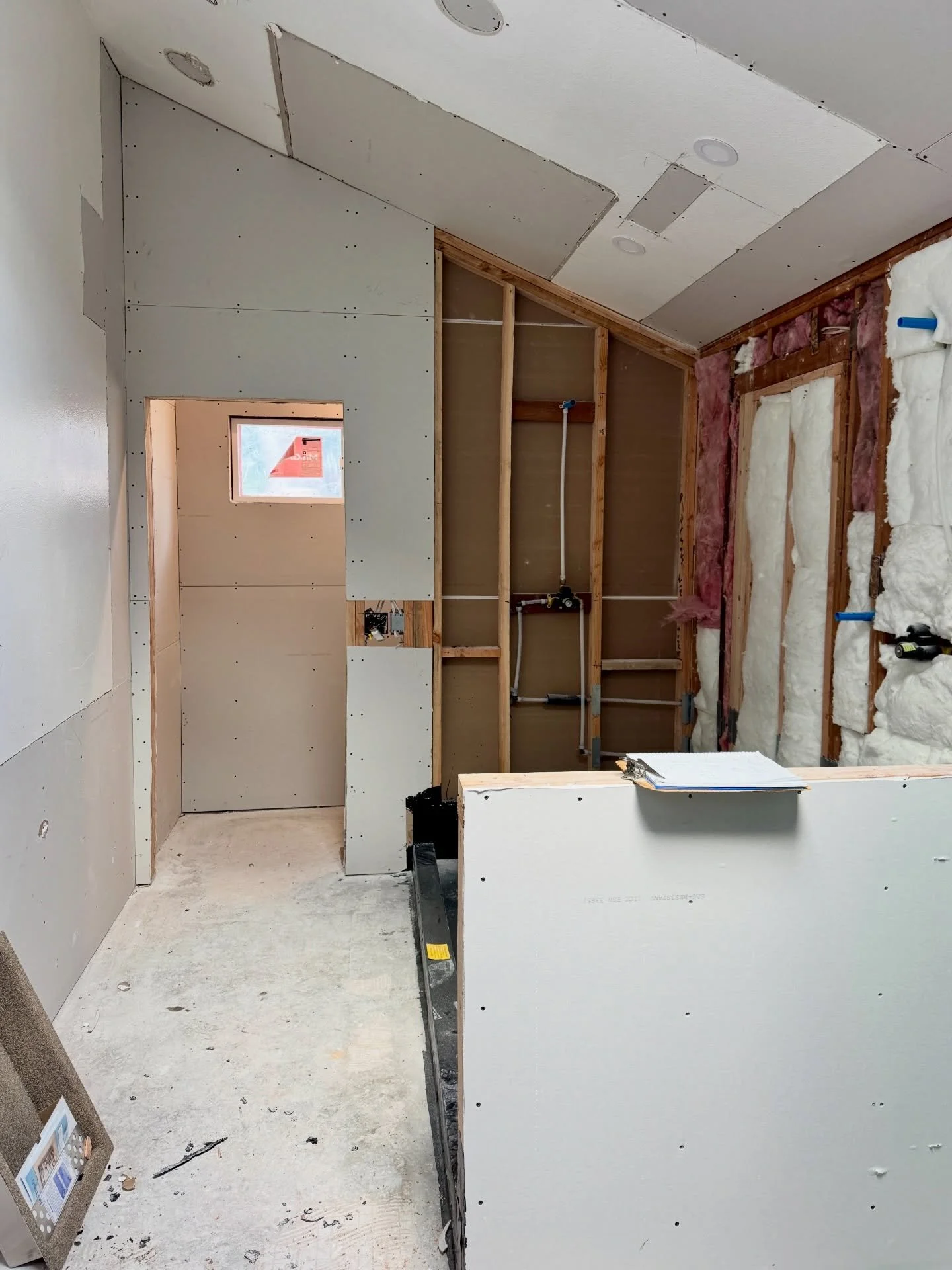 Plate full, heart full, belly full in February 🫶🏻

1. Soon to be dream bathroom at Project Laurel View 
2. Sneak peek of Archer&rsquo;s room makeover that I need to edit and share 
3. Yes, you can cut on quartzite 
4. Big adventures for little man
