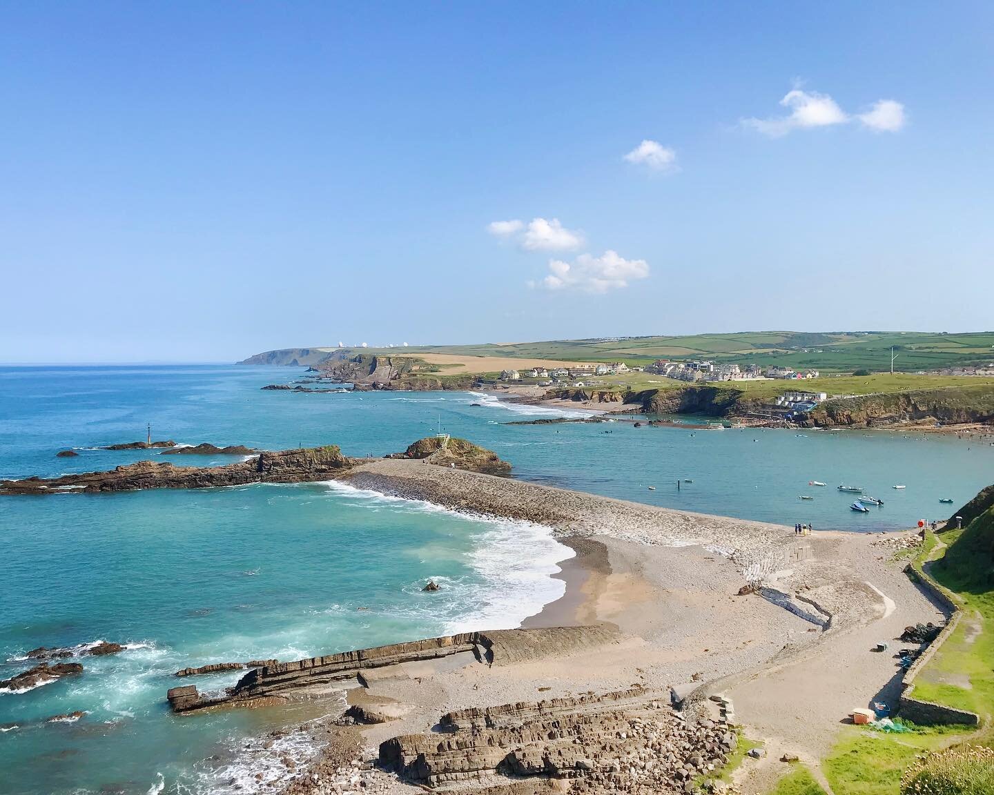 Glorious blue skies in Cornwall. 

Escape the crowds this Autumn @thepinkhousebude - visit our website for availability. 

#thepinkhousebude #weekendaway #autumnvibes 

📸 @kernowkiz