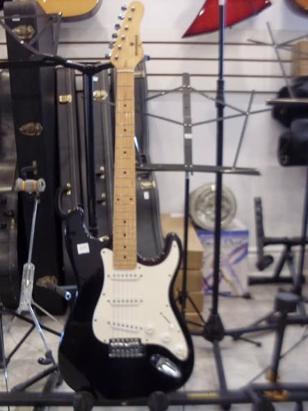LE DÉSTOCKAGE CONTINUE - Guitare électrique BEHRINGER strat styleUsagée en ordre 100$ TX INCLUSES