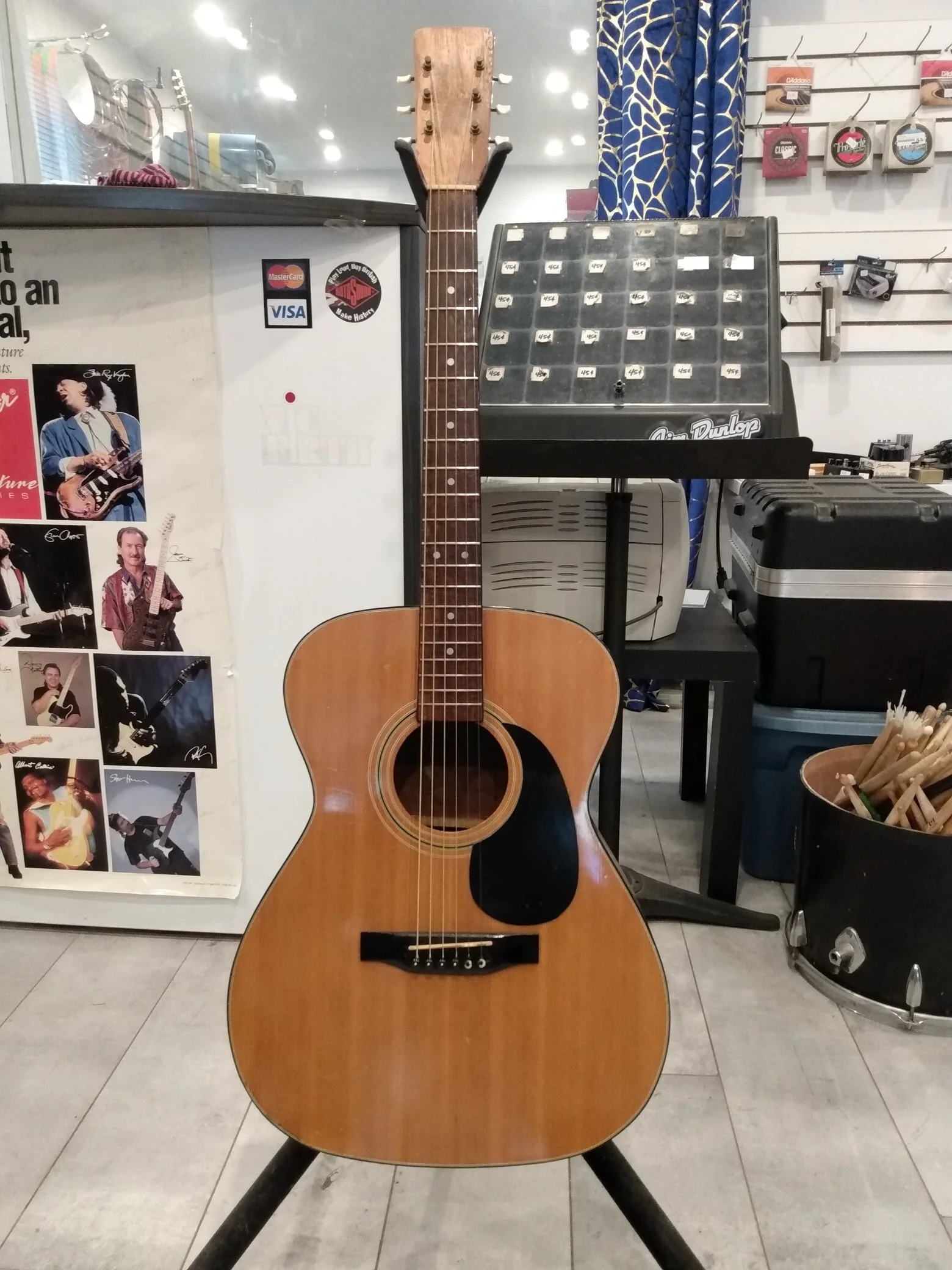 TAXES INCLUSES - Guitare acoustique Noname (pas de marque) usagée en ordre…65$