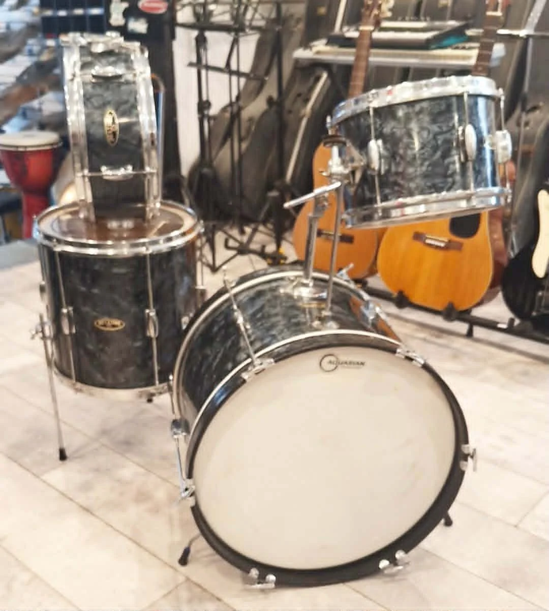 TAXES INCLUSES - Batterie drum Beltone vintage (MIJ), 60’s 70’s - 12/14/20/ et 14 snare - Black Diamond Pearl - Tout est d'origine et en bonne shape! Wrap très beau! - Les peaux sont bonnes! 350$