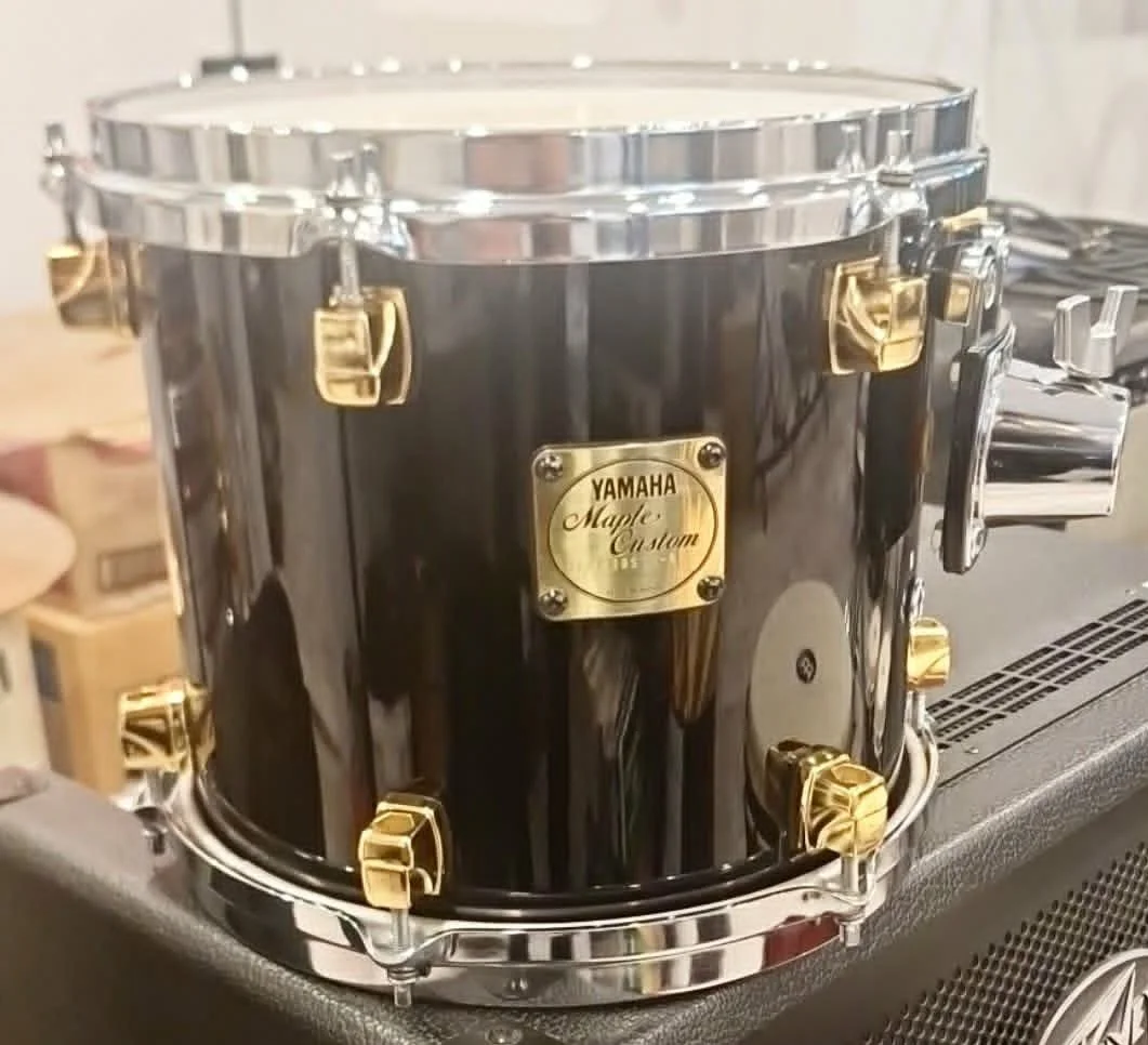 TAXES INCLUSES Tom YAMAHA MAPLE CUSTOM Japan 10 pouces Finition solid black laqué, y.e.s.s system, maple shell complet (pièces d'origines) et en excellente condition 400$