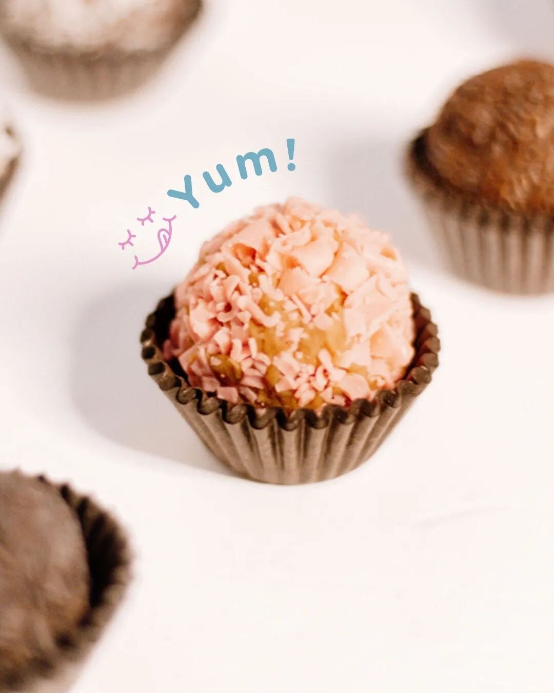 Who has tried our strawberry brigadeiro? 🍓 
It's so delicious and it's gluten free.
If you haven't tried it yet, come get yours this weekend. In our stories, you can see where our trailer will be!

#napa #napavalley #napasmallbusiness #brigadeirogou