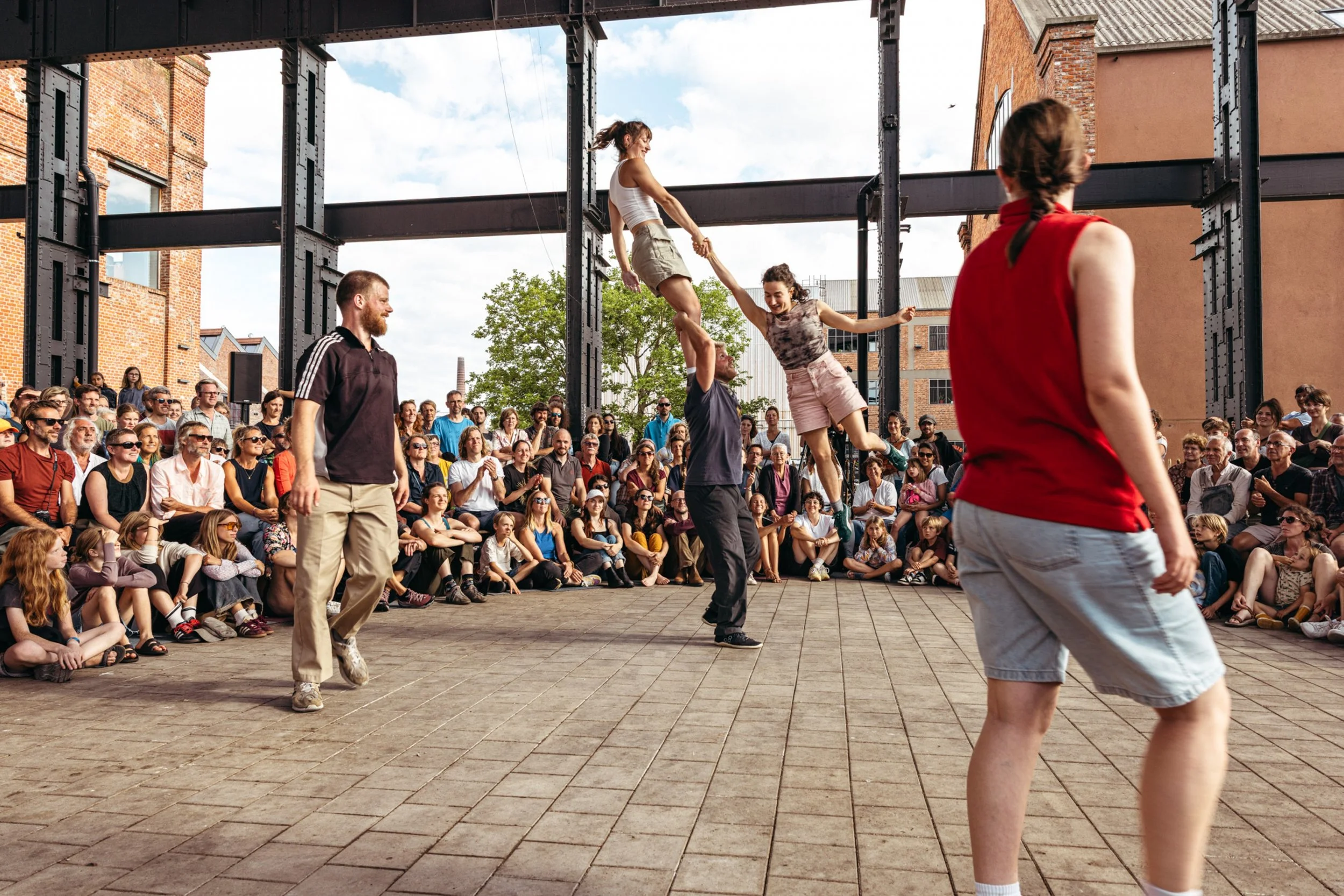 lowres_there-there-company-hugs-and-handshakes-c-michiel-devijver.jpg