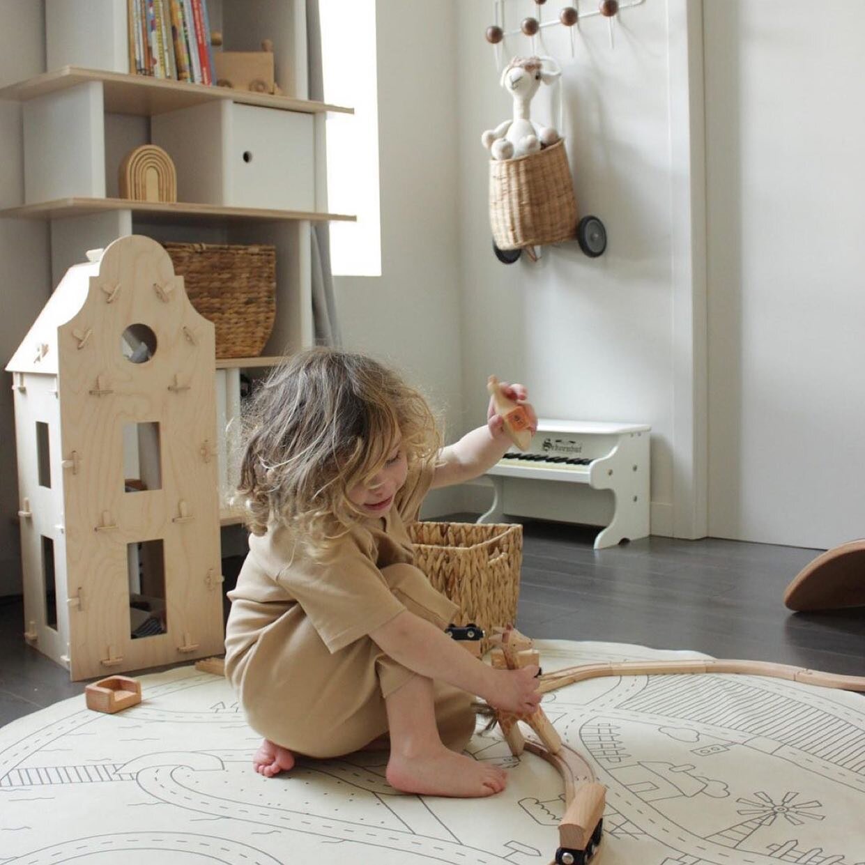 Thank you 🙏 @aprilmayatherton for sharing this beautiful moment at home with our clock gable dollhouse! #maquettekids #kidsplay