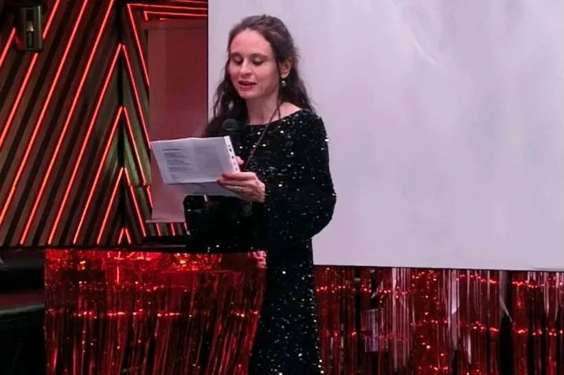 Цветелина Манова – Под вишните копаеш гроб