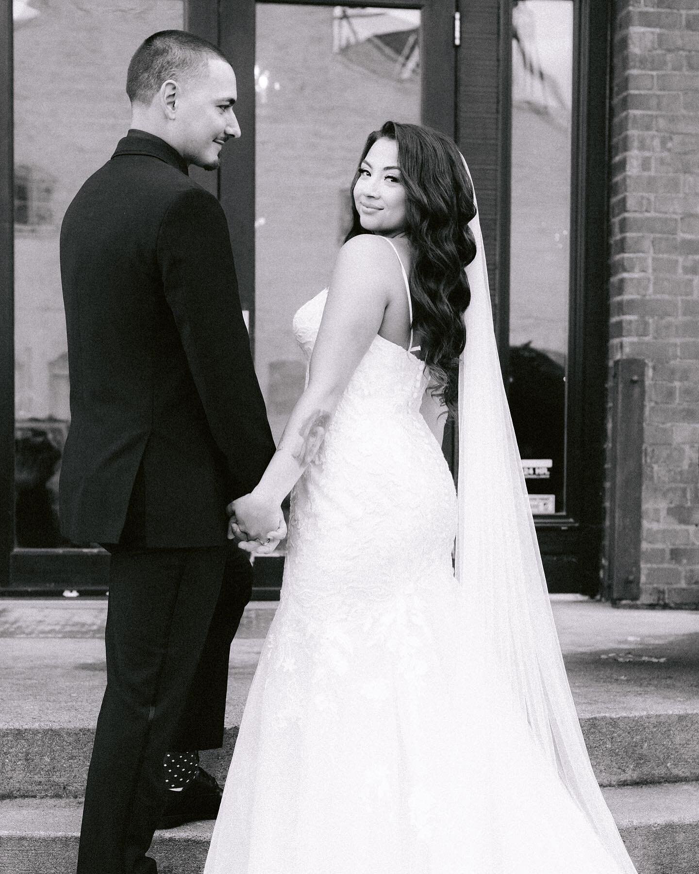 Sweet sweet bride Tori🤍 was just so breathtaking on her wedding day take a look at her photos😍 congratulations to you 🎉 ❤️ &bull;
&bull;
&bull; #brides #elitedressbridal #pnwbride #seattlebride #bridemagazine #weddingdress