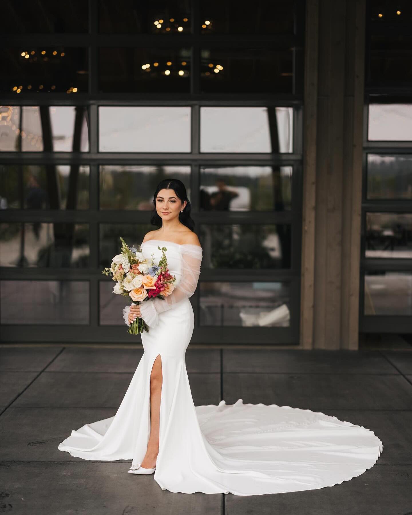 Mariyat&hearts;️ Elegant bride beautiful on the inside and out ! We congratulate you and your loved one! Just take a look at her beautiful photos breathtaking!