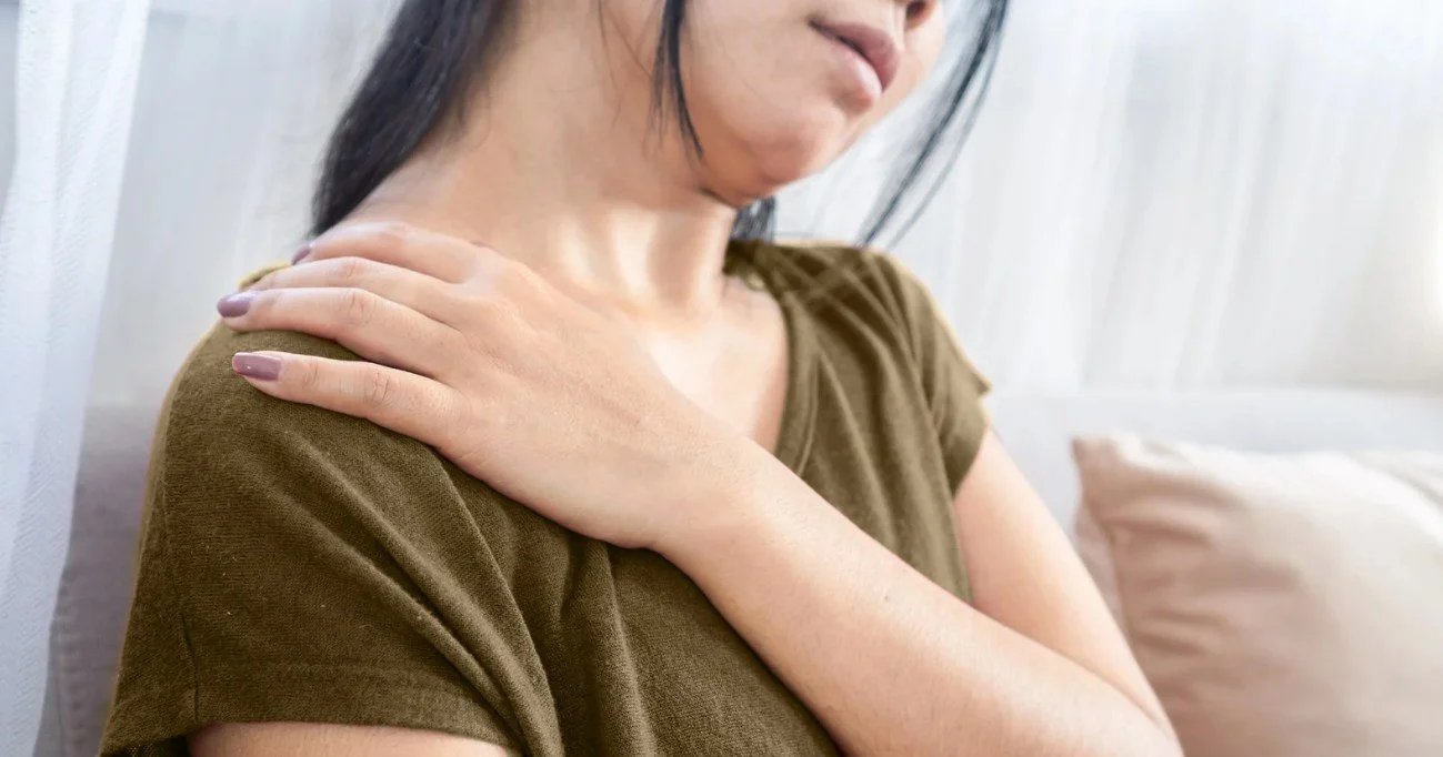 Frozen Shoulder Recovery Timeline: Chiropractic, Massage, or Both?