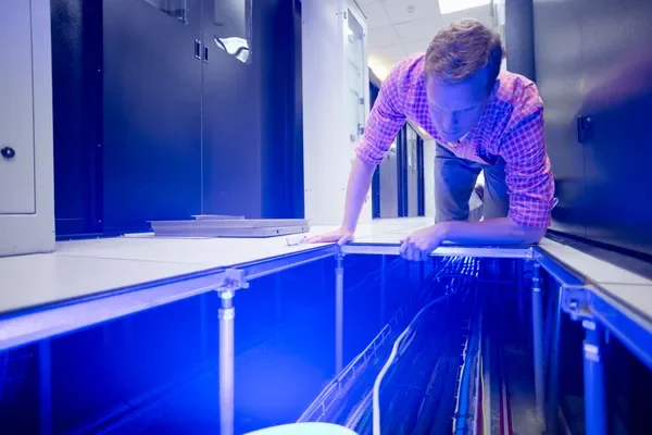 Vista general de un hombre en donde se pueden ver la luz de la desinfección ultravioleta del agua.