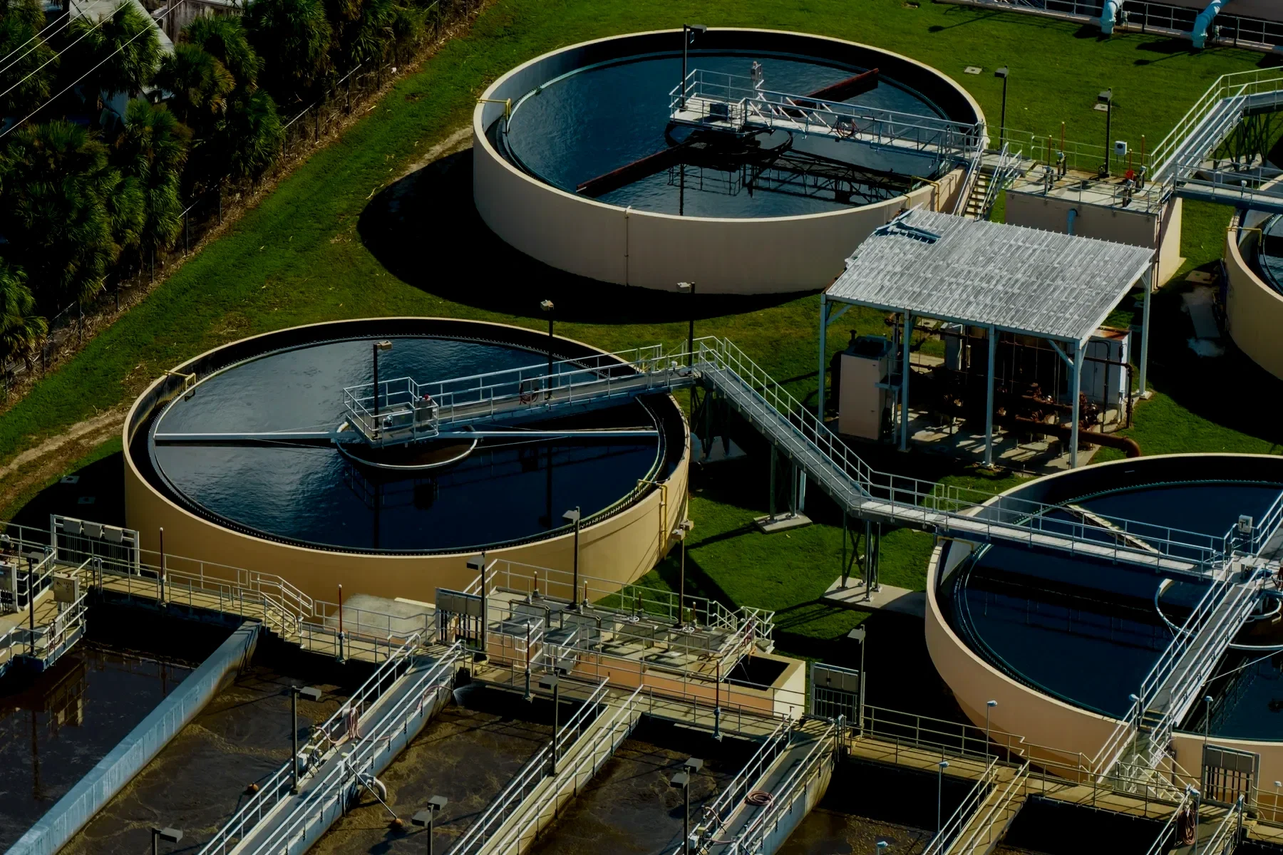 Vista aérea de una industria en donde claramente se puede ver uno de los sistemas de tratamiento de agua.