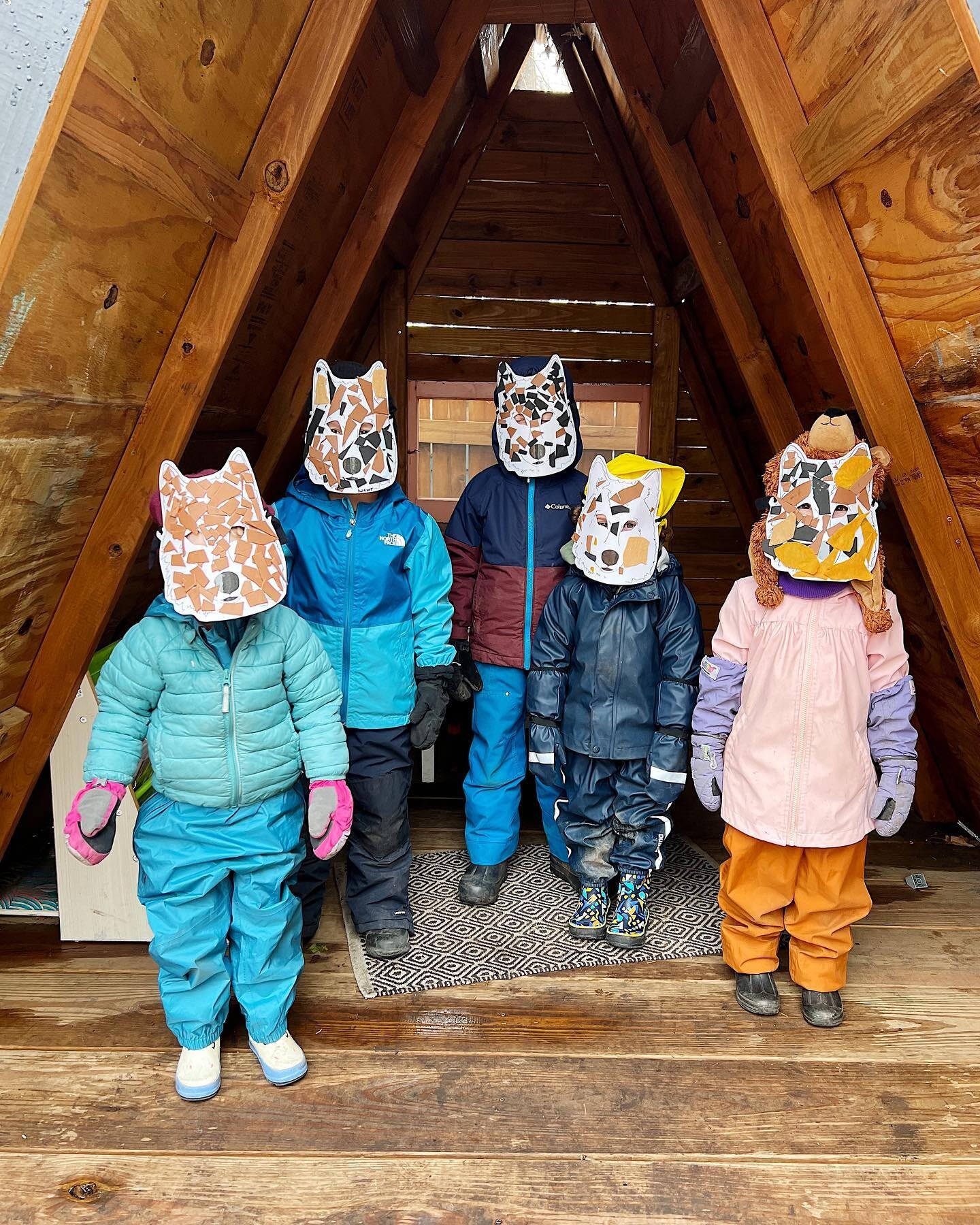 This week is wolf week here at Little Naturalists. Wolfs are incredible animals! They travel in families called packs and take care of one another.  Yesterday students worked on cutting, pasting, and arranging different colors and textures of various