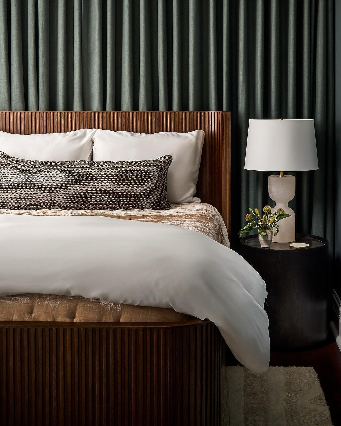 Warm wood tones, sculptural shapes, and wall to wall custom drapery envelop this downtown guest room, turning it into a peaceful and serene retreat.

Photo: @rymcdon
Florals: @laceydreyer

 #londonwalderinteriordesign #LWID #moderndesign #chicagodesi