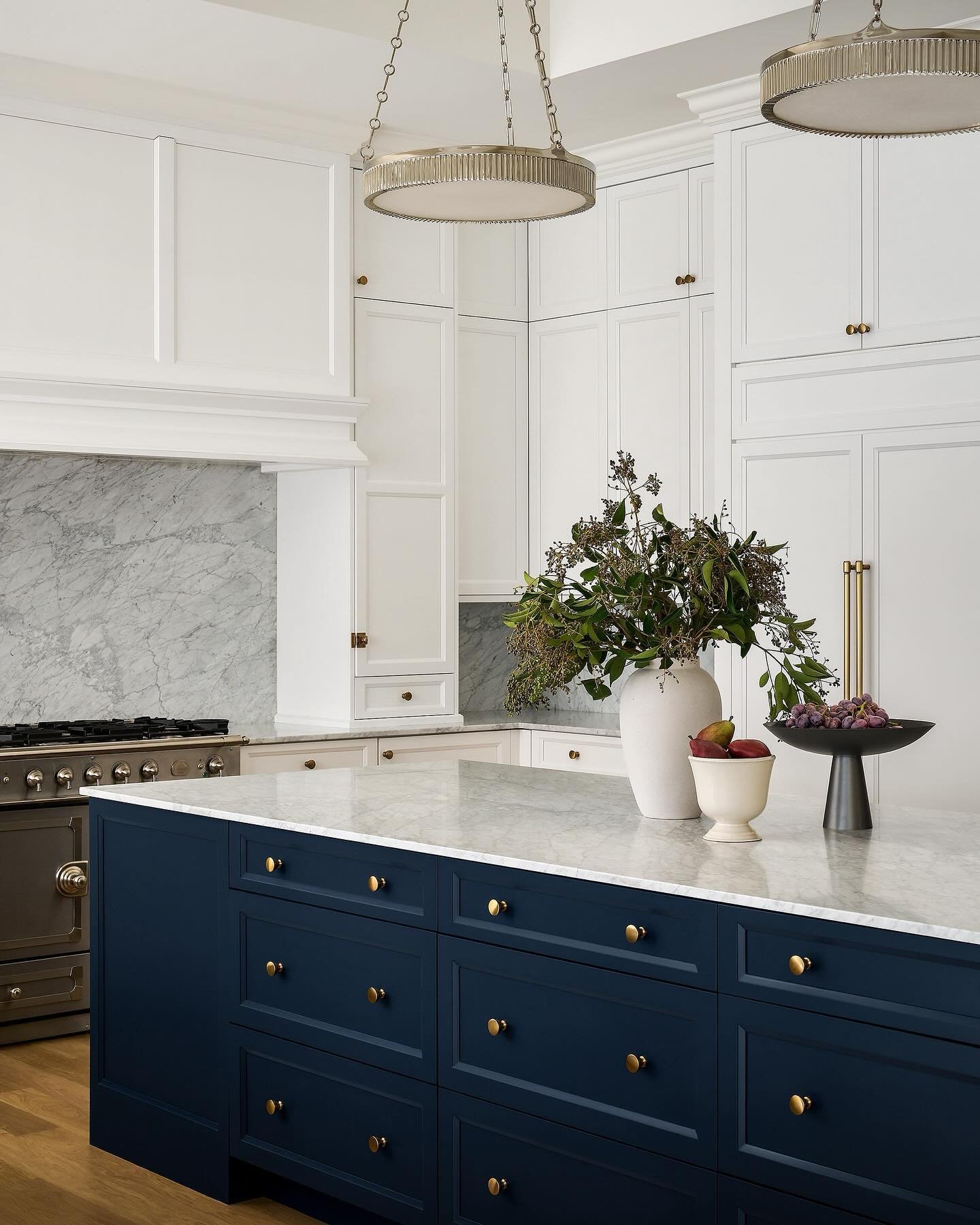 Carrera marble, custom cabinetry, and an island built for gathering form a winning combo at a Glenview new construction project with A. Perry Homes.

@home_builder @abruzzokb @calia_stone_boutique 

Photo: @rymcdon

#londonwalderinteriordesign #lwid 