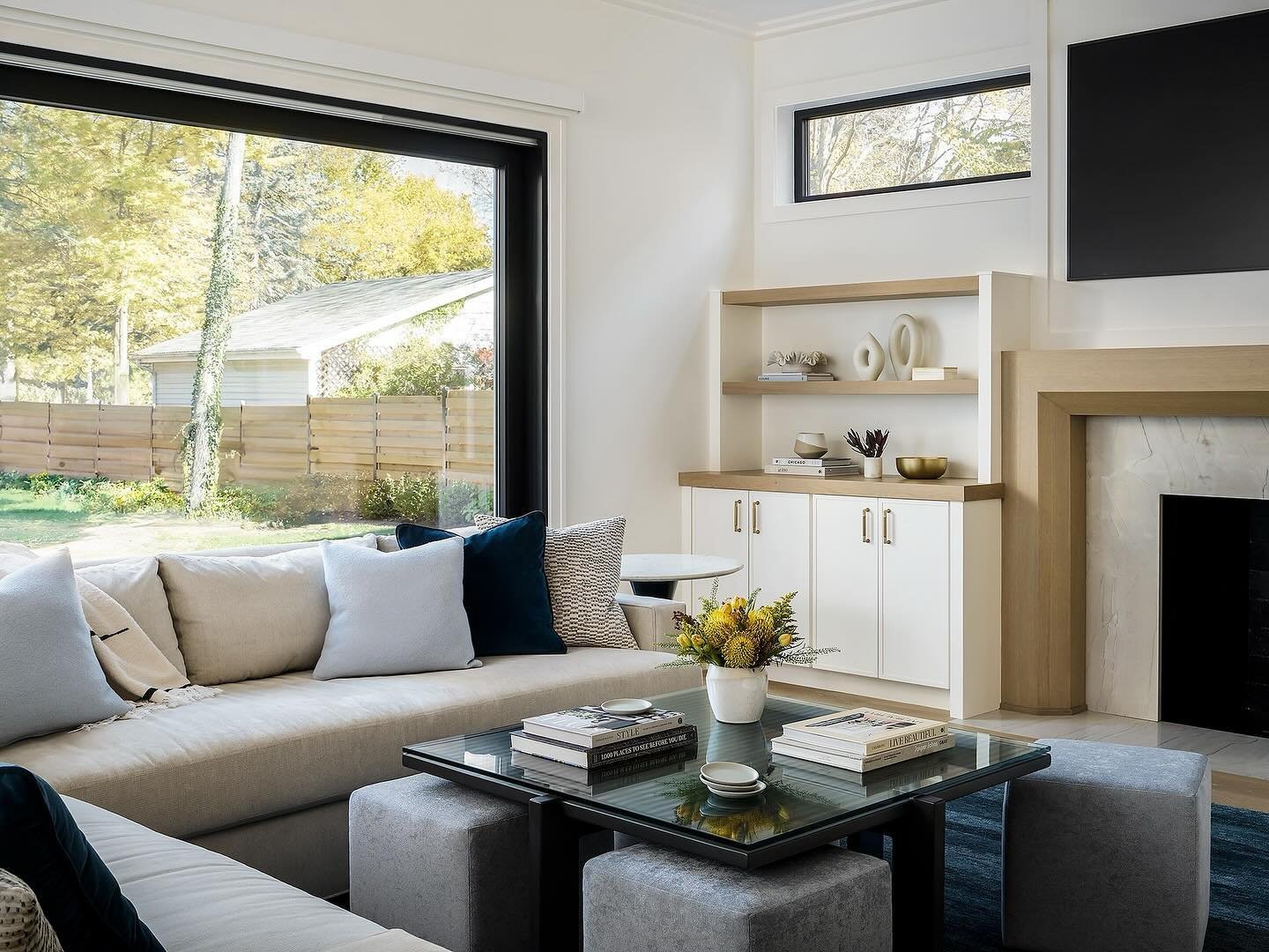 Loving the light-filled corner at this new construction project in Wilmette! The soft color palette creates a relaxing space for the family to grab a seat and gather. 

Photo: @rymcdon

#londonwalderinteriordesign #LWID #moderndesign #chicagodesigner