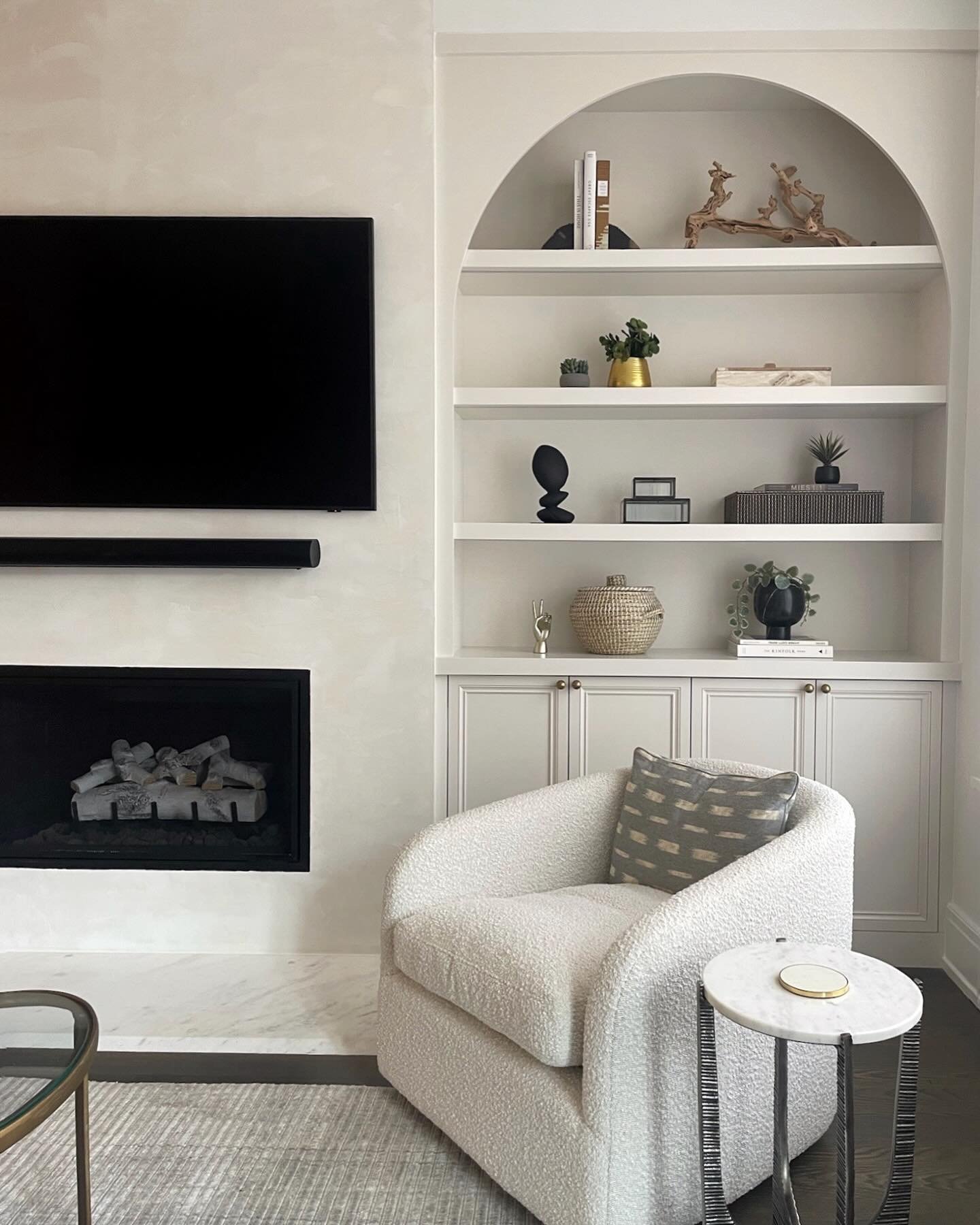 A beautiful fireplace moment at this latest renovation project in Lincoln Park! The plaster finish is accented with a natural marble hearth and flanked by a custom arched built-in for a polished look. 

 #londonwalderinteriordesign #LWID #moderndesig