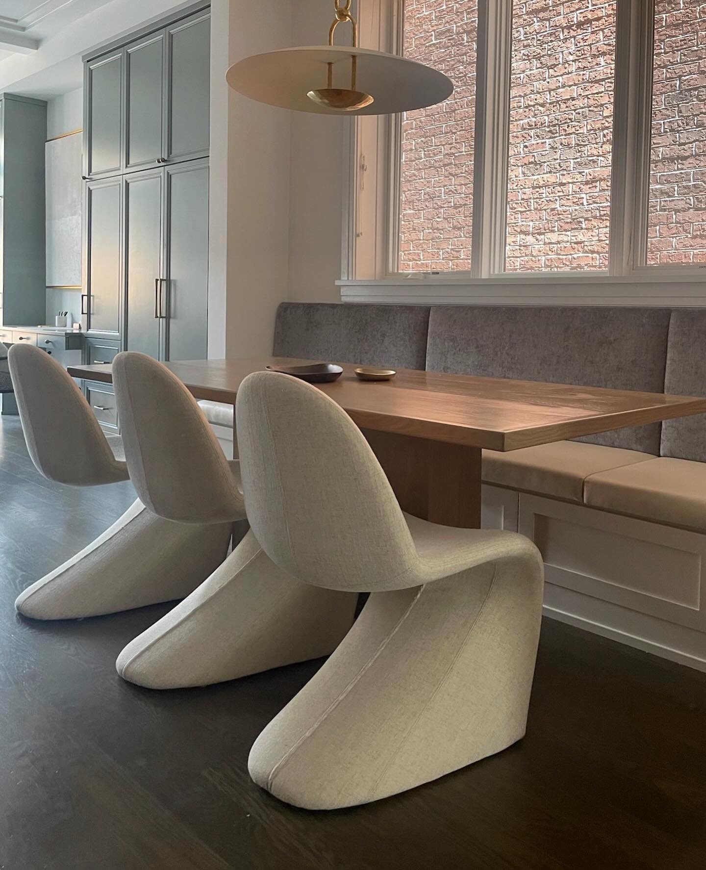 Another sneak peek at this latest renovation project in Lincoln Park! A custom banquette is paired with sculptural chairs in the beautiful breakfast room space. 

 #londonwalderinteriordesign #LWID #moderndesign #chicagodesigner #interiordesign #cust