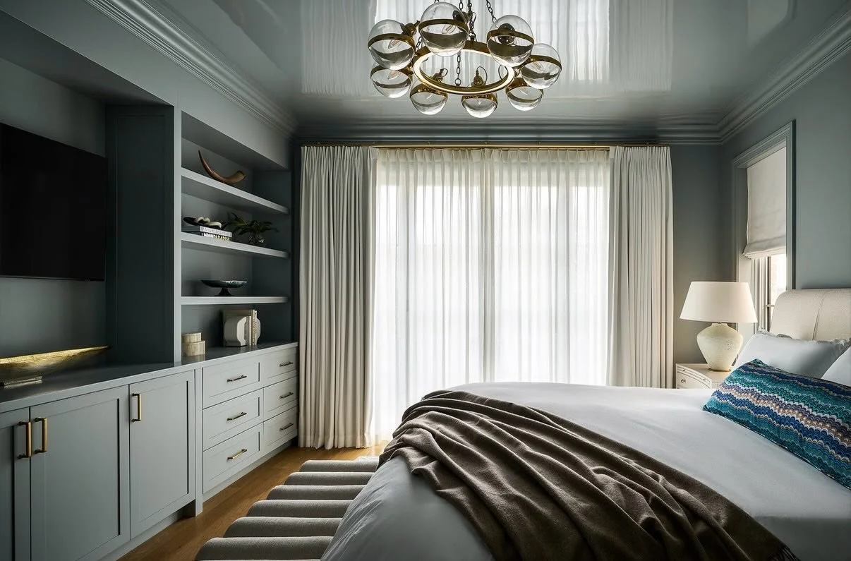 Wrapped in a singular soft blue hue and a glossy lacquered ceiling, this Lincoln Park primary bedroom proves serenity can also be beautifully moody.

Photo 1: @rymcdon

#londonwalderinteriordesign #LWID #moderndesign #chicagodesigner #interiordesign 