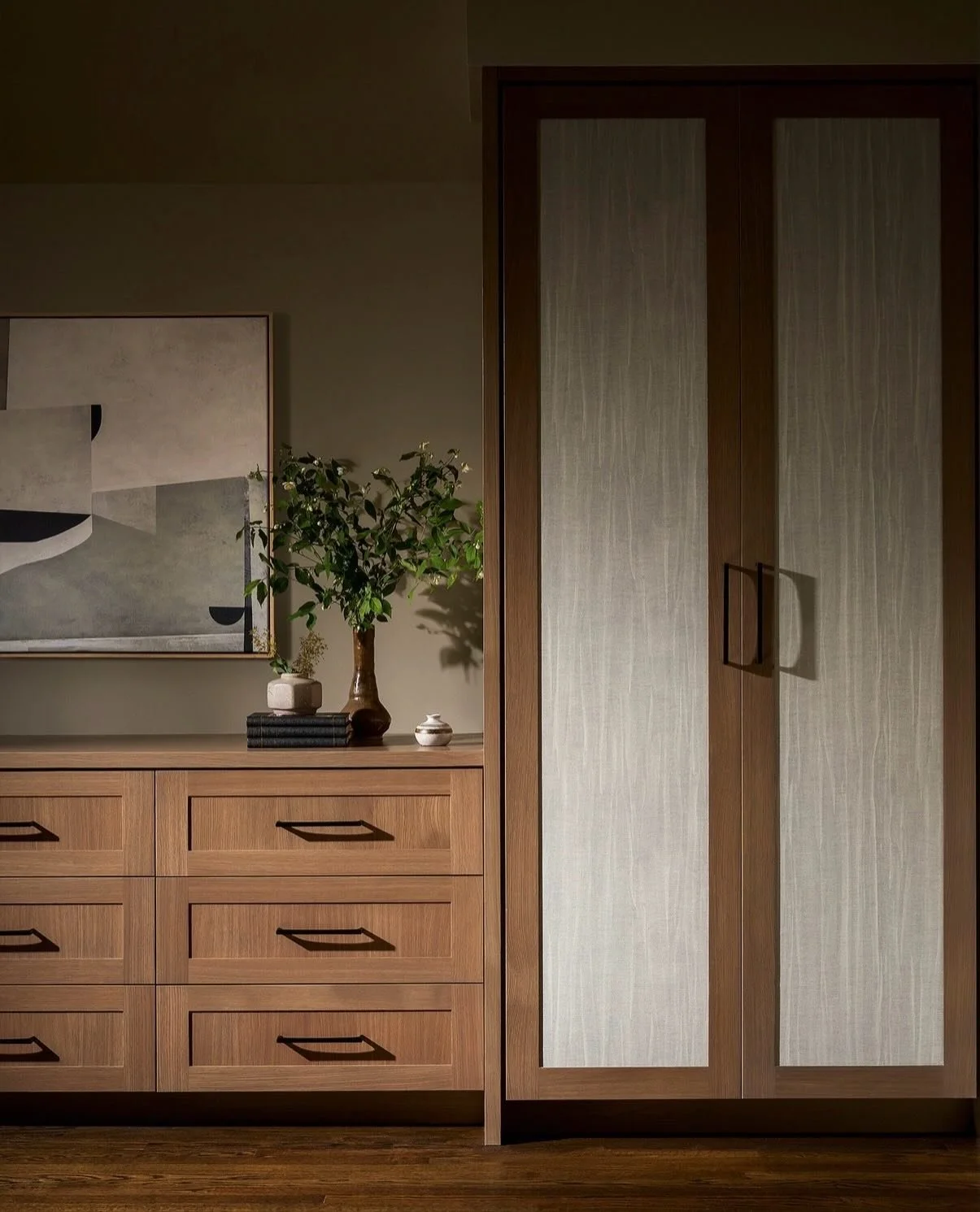 Tailored bedroom storage solutions that function as beautifully as they look! From inset wallcovering panels to beautifully curated open shelving, these custom bedroom details make everyday living feel a little more refined ✨ 

Photos: @rymcdon

 #lo