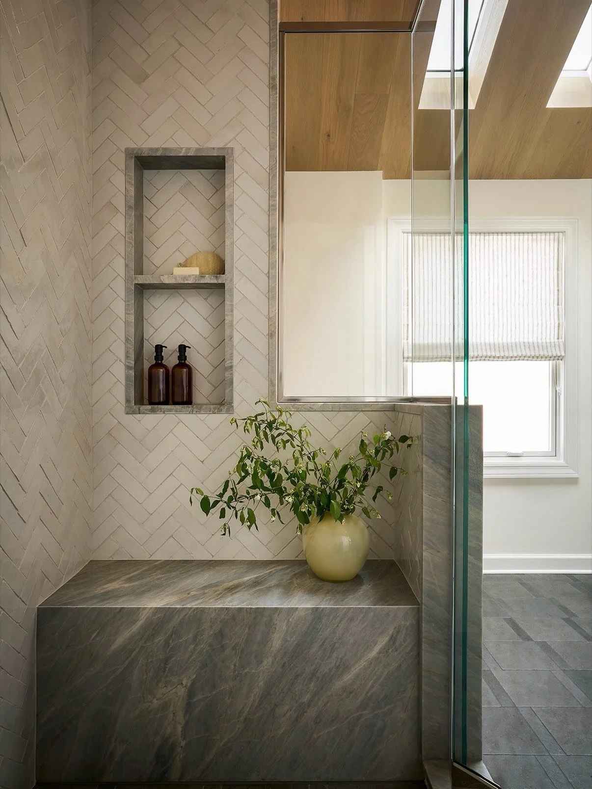 One of our favorite before and afters! This bathroom transformation highlights the impact of intentional design. The North Center primary bath evolved from purely functional to thoughtfully refined, with every choice layered for impact, from the rewo