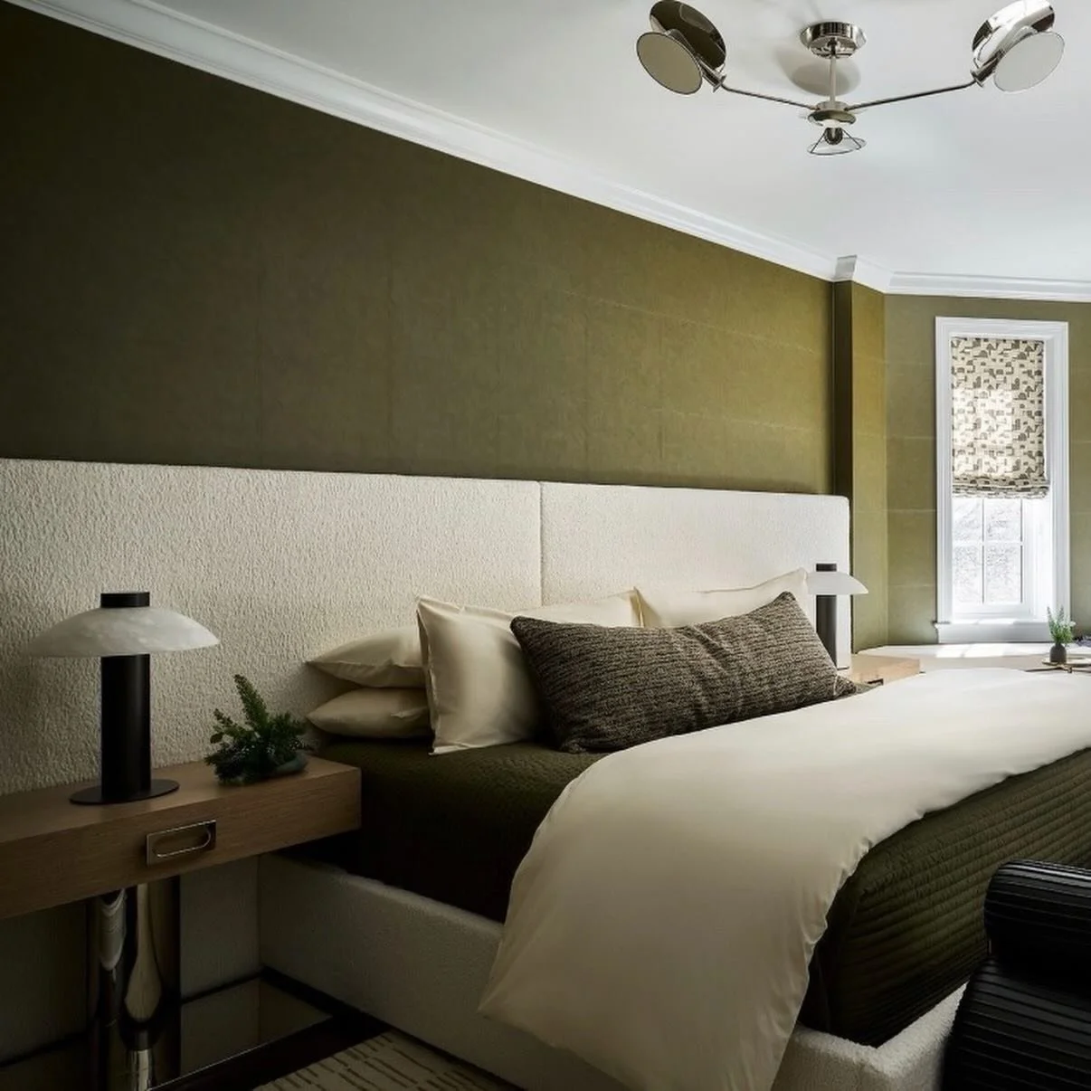 A richer take on green this St. Patrick&rsquo;s Day 💚 ☘️ 
This Gold Coast bedroom, enveloped in olive green wall covering, layers texture and depth to create a bold, cocooning retreat that feels both elevated and serene.

Photos: @rymcdon

 #londonw