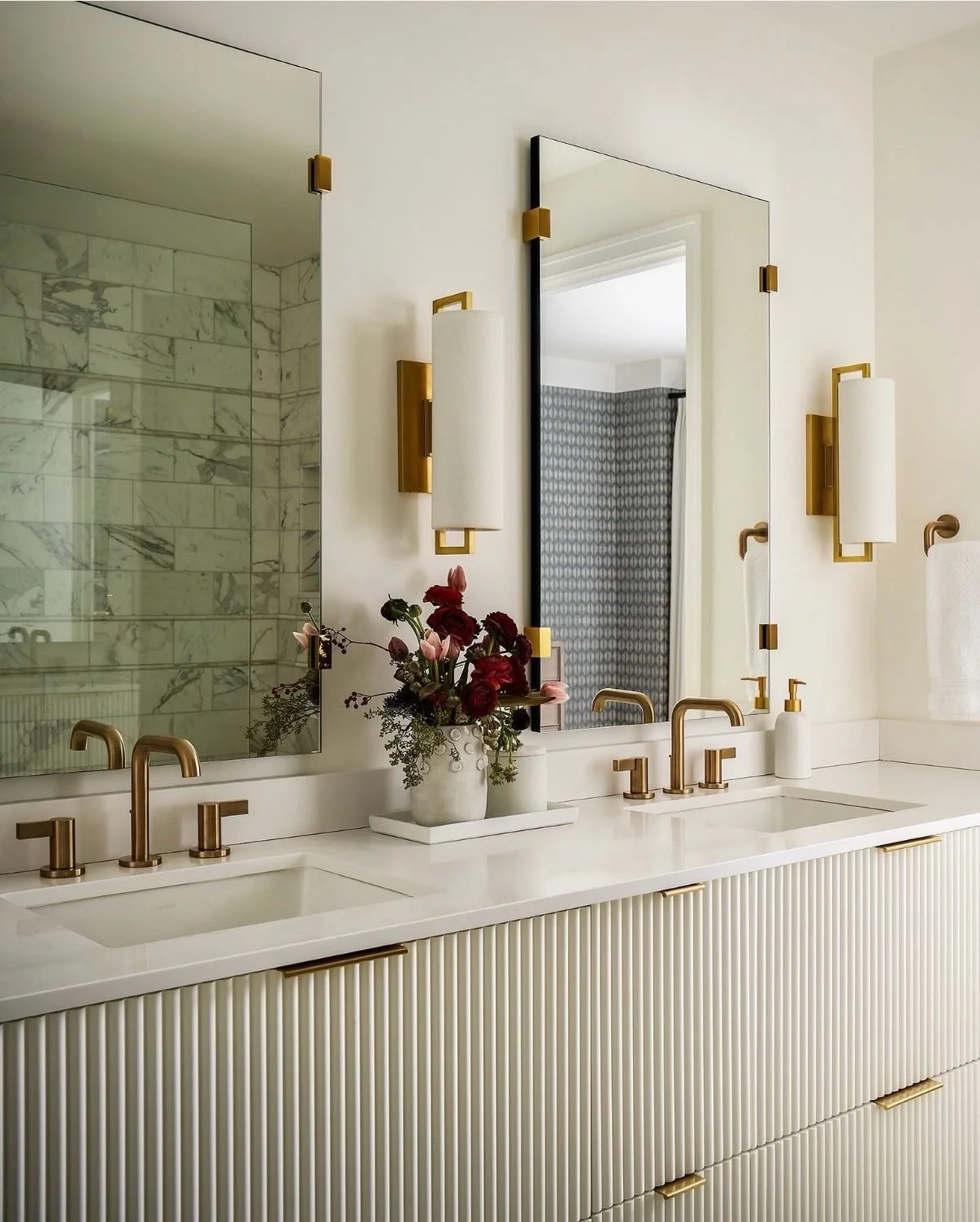 Gold hardware, designed to shine. ✨💛 These bathrooms show how a warm gold finish can define an entire space, layering in depth, softness, and a sense of luxury. When choosing finishes, consider the mood: gold brings warmth, pairs beautifully with na