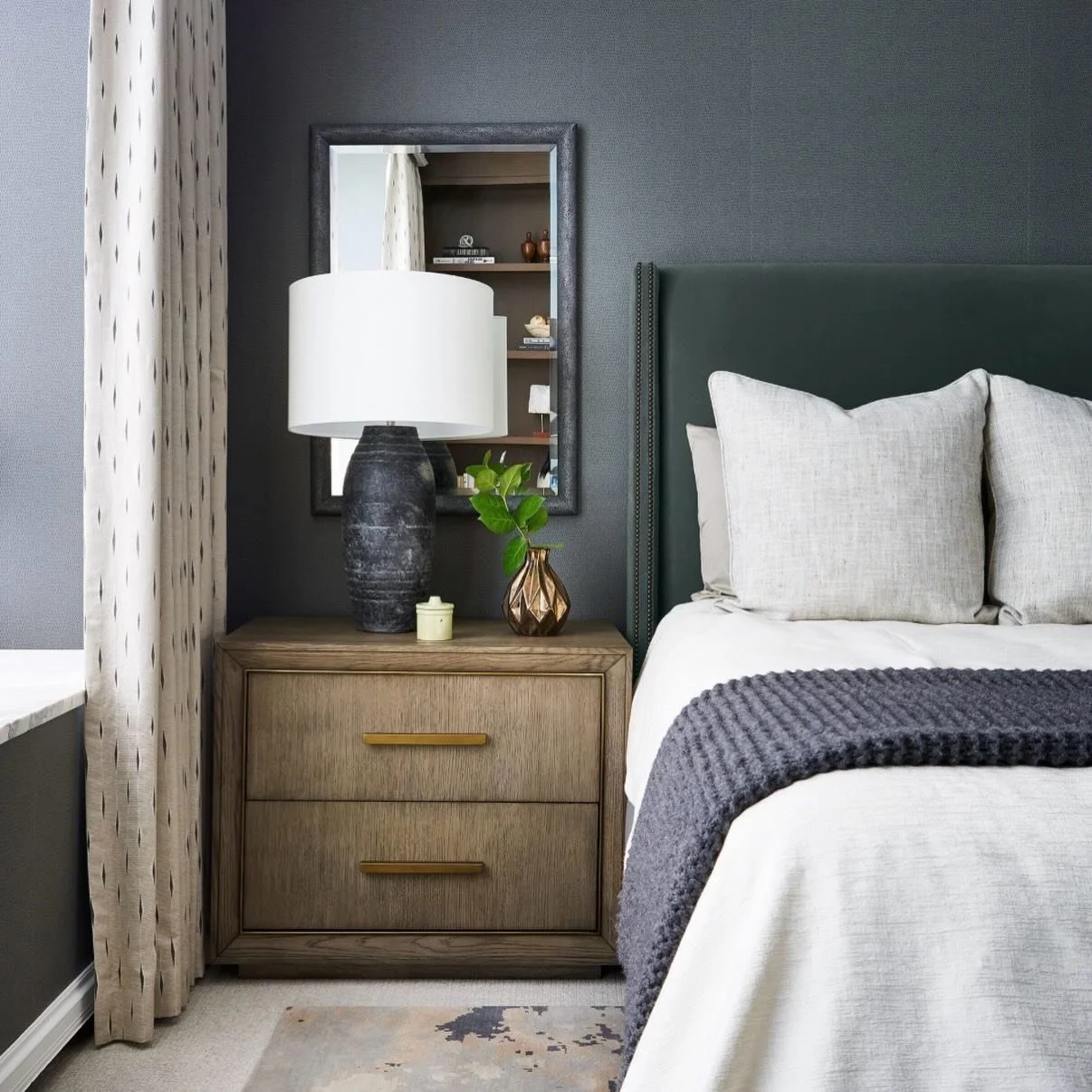 Curated corners of calm. Where bedside essentials meet sculptural simplicity. Scroll through a series of bedside moments. Which would you like to wake up to?

Photos: @rymcdon

 #londonwalderinteriordesign #LWID #bedroomdesign #chicagodesigner #inter