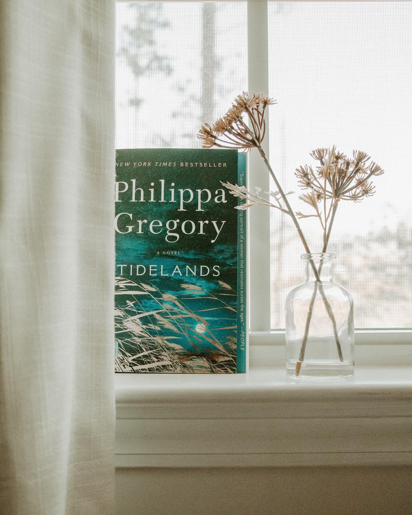 Did anyone else forget what day it is? I totally did.

Qotd: do you plan how many books you&rsquo;ll read each month or are you like me and totally wing it depending on life stuff?

Speaking of - I really need to finally read a Philippa Gregory book!
