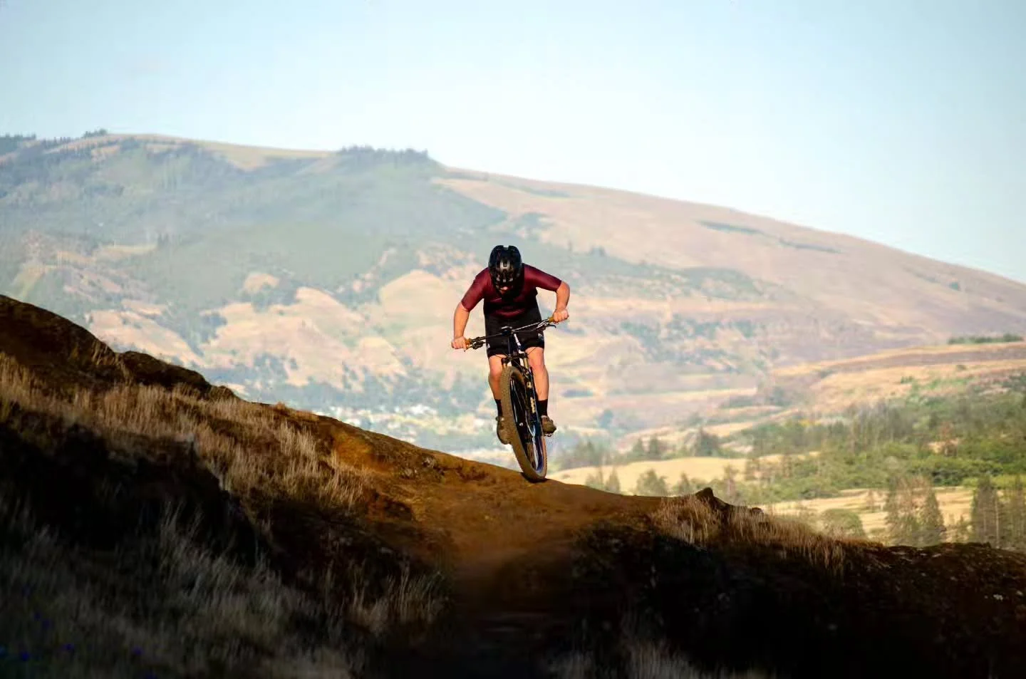 Syncline at sunset 🌄 

I picked up a new 400mm lens and couldn't wait to test it out. I stopped at Syncline on my way home. Big thanks to Benn and his gorgeous @alliedcycleworks BC40 for being willing models. 

I'm excited to have this new tool in m