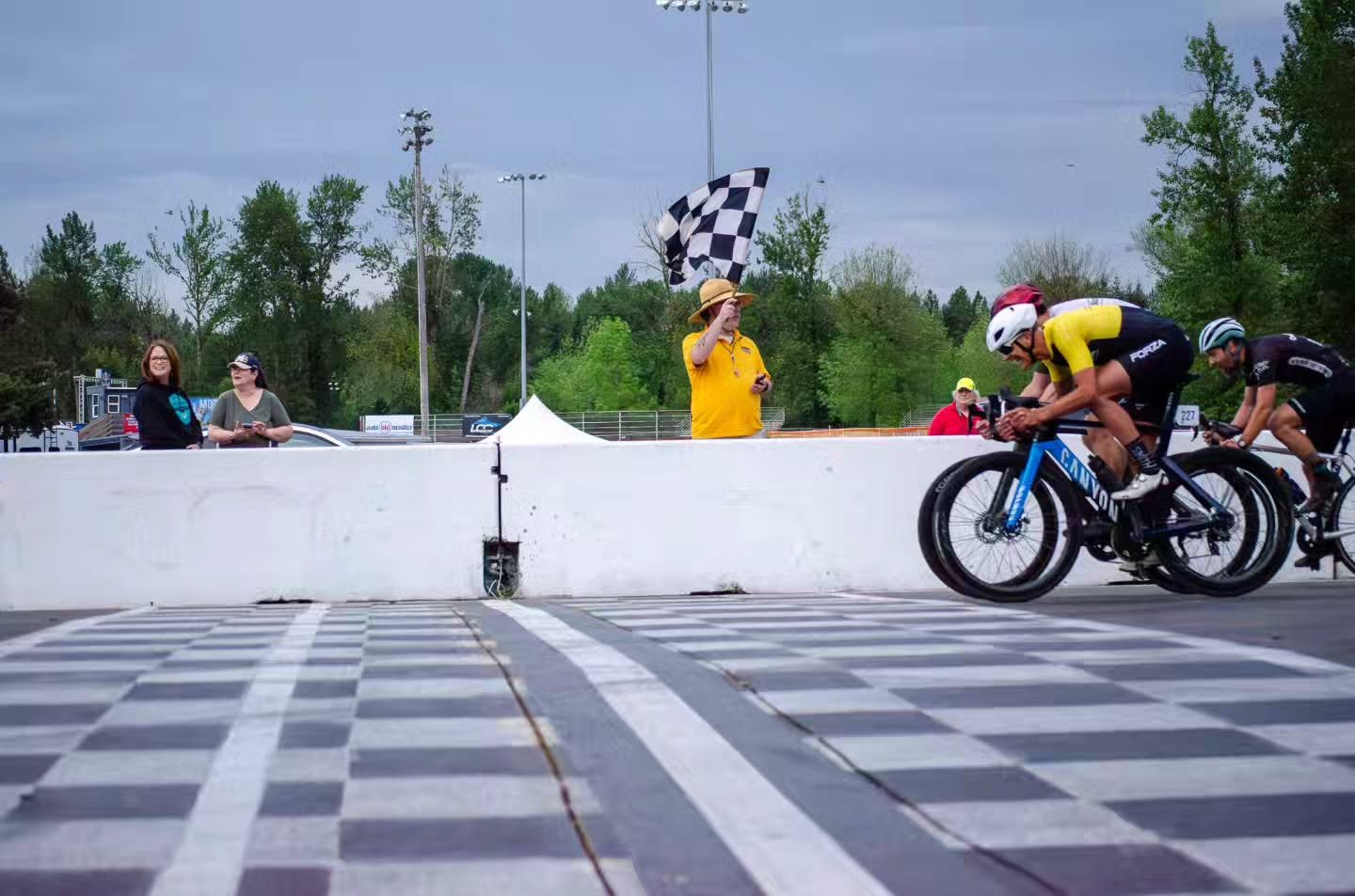 Sprint finish at Tuesday Night PIR after a thunderstorm put the original race on pause

#oregonbikeracing