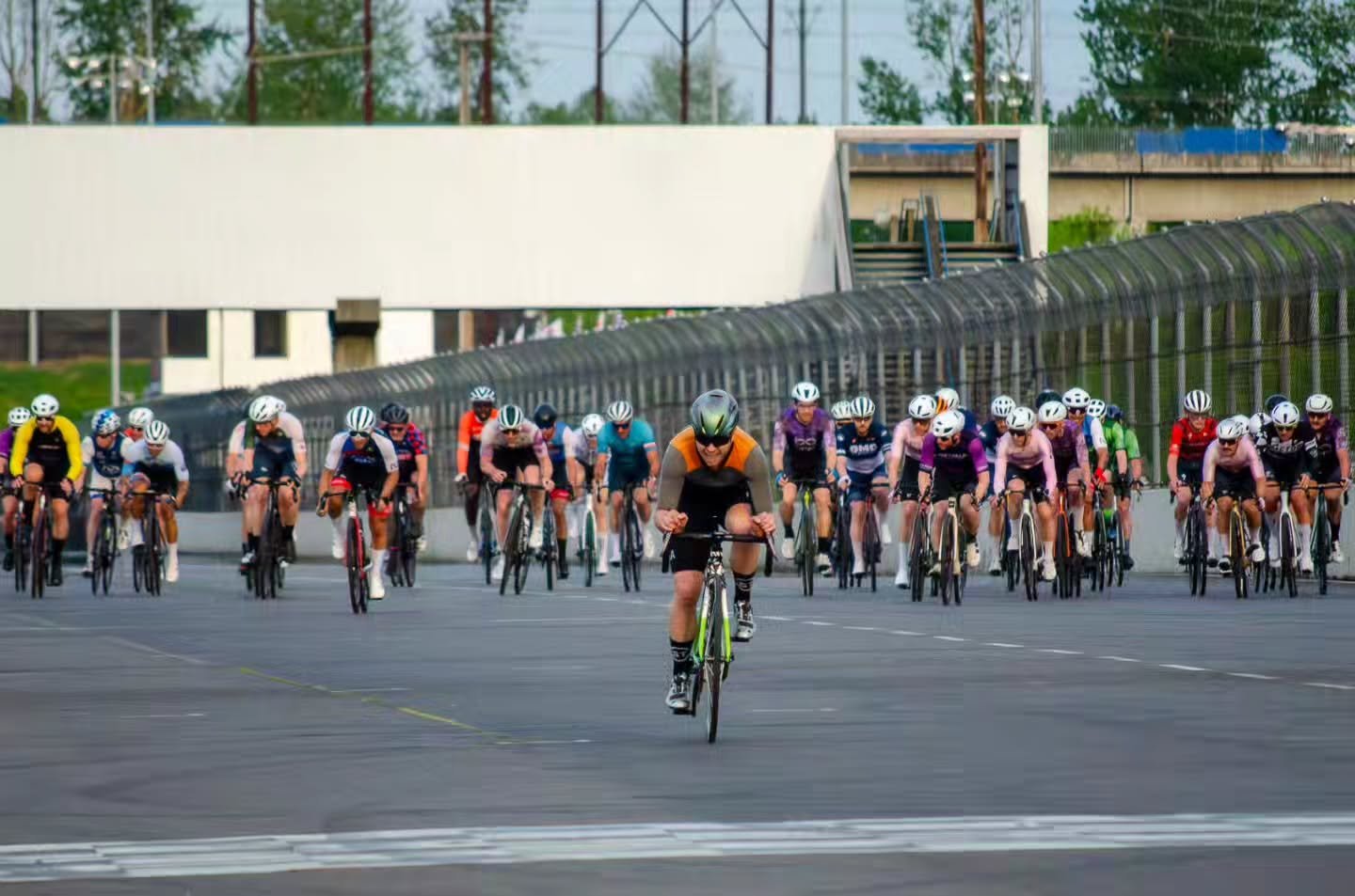 Monday Night PIR 

The chase of @bennstover

@mondaynightpir @portlandinternationalraceway 
#oregonbikeracing