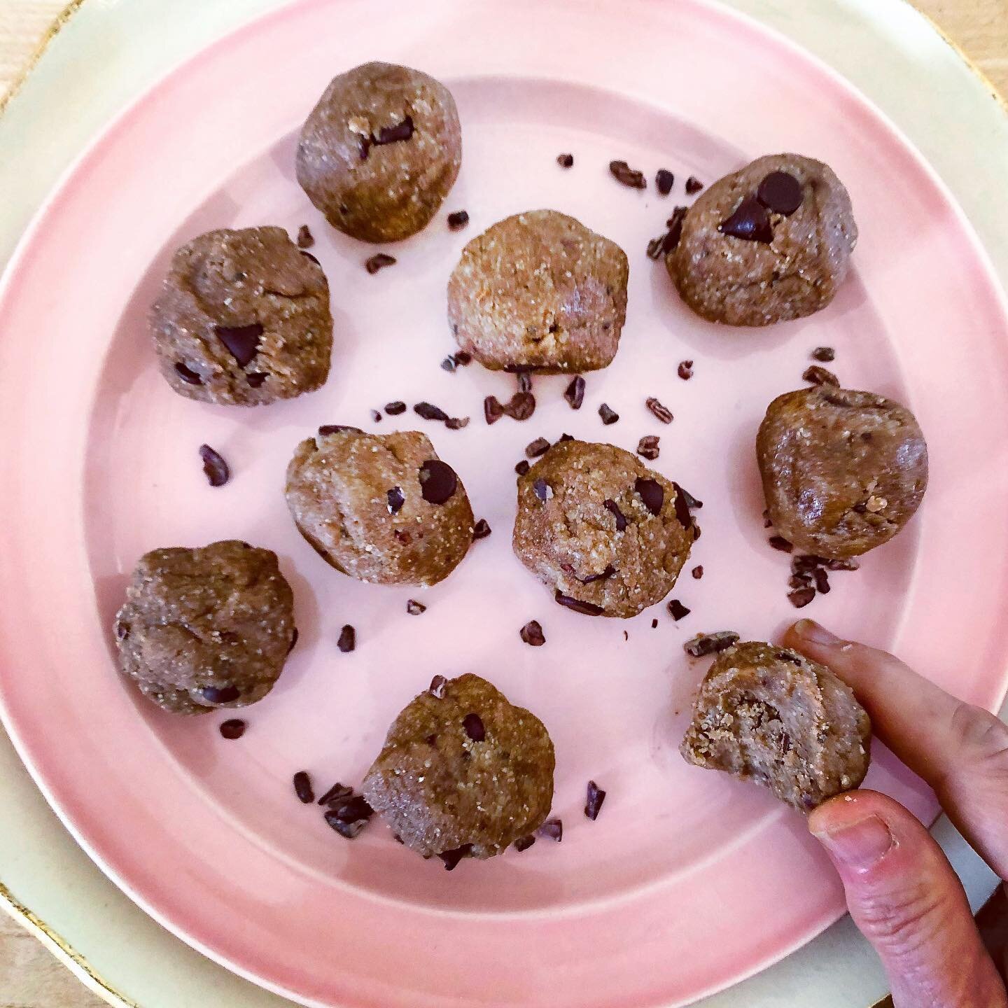 &ldquo;HEALTHIFIED&rdquo; TREATS! Just because I mostly avoid refined sugar doesn&rsquo;t mean I don&rsquo;t enjoy sweet treats. These Chocolate Chip Collagen Cookie Dough Balls are delicious, super easy to make and are actually good for you. 🙌🏻The