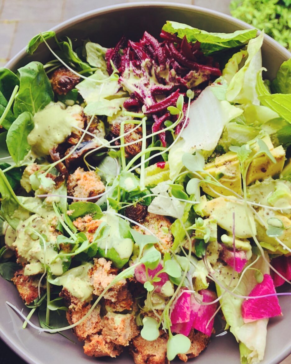 ⁣
⁣
I know that spring is coming when I start craving more meals that look like this one, full of bright flavors and brimming-ly fresh. 💚🌱💚This is handfuls of greens with some leftover turkey meatloaf (recipe will be on my blog soon!), some shredd