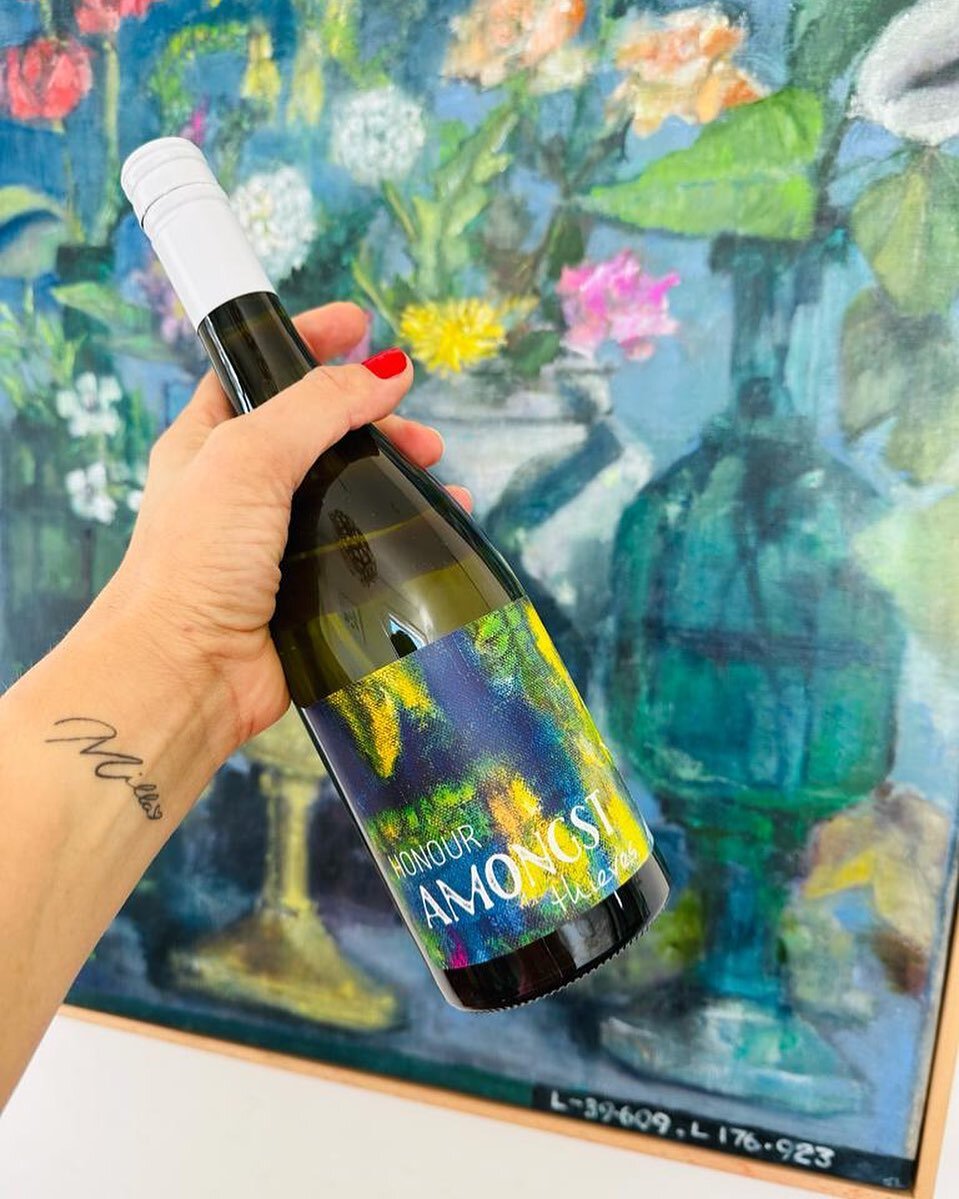We love our Gisborne Chenin Blanc 2022, a real hit at the Napier markets 😍🥰 It&rsquo;s fresh and vibrant, with apple, citrus and a tiny bit of honey&hellip;..and a whole lot of delicious 🤩🤩 perfect on a warm summers day ☀️

Stunning label art by 