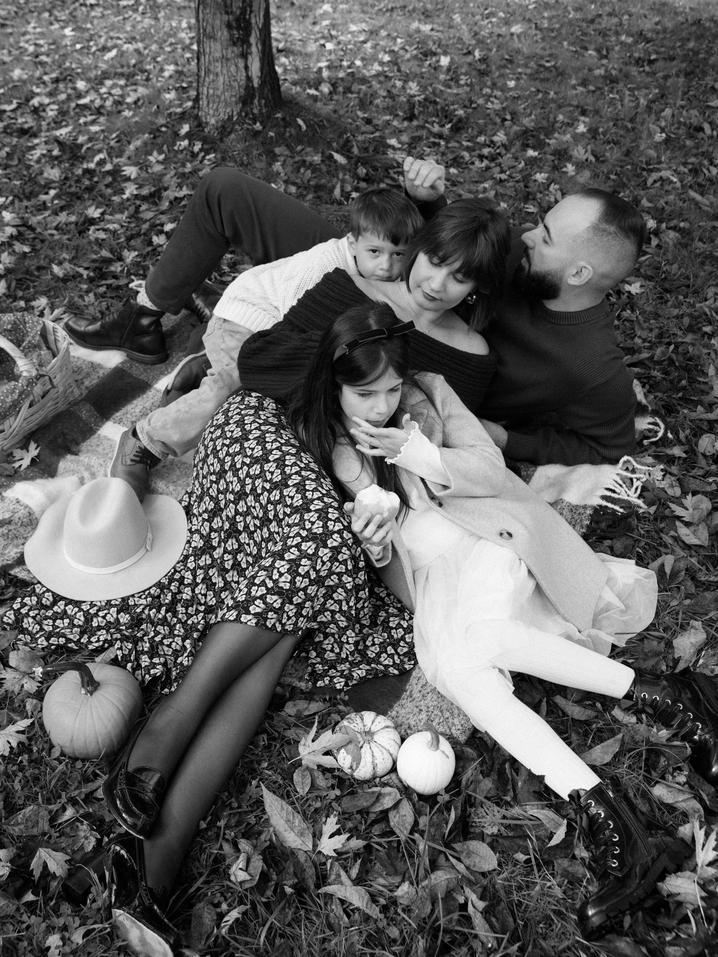 Fall session with this beautiful family 🍂🍁
&bull;
&bull;
&bull;
&bull;
&bull;
&bull;
&bull;
&bull;
&bull;
#torontophotographer #torontoportraitphotographer #torontomaternityphotographer #torontofamilyphotographer #torontoweddingphotographer #vaugha